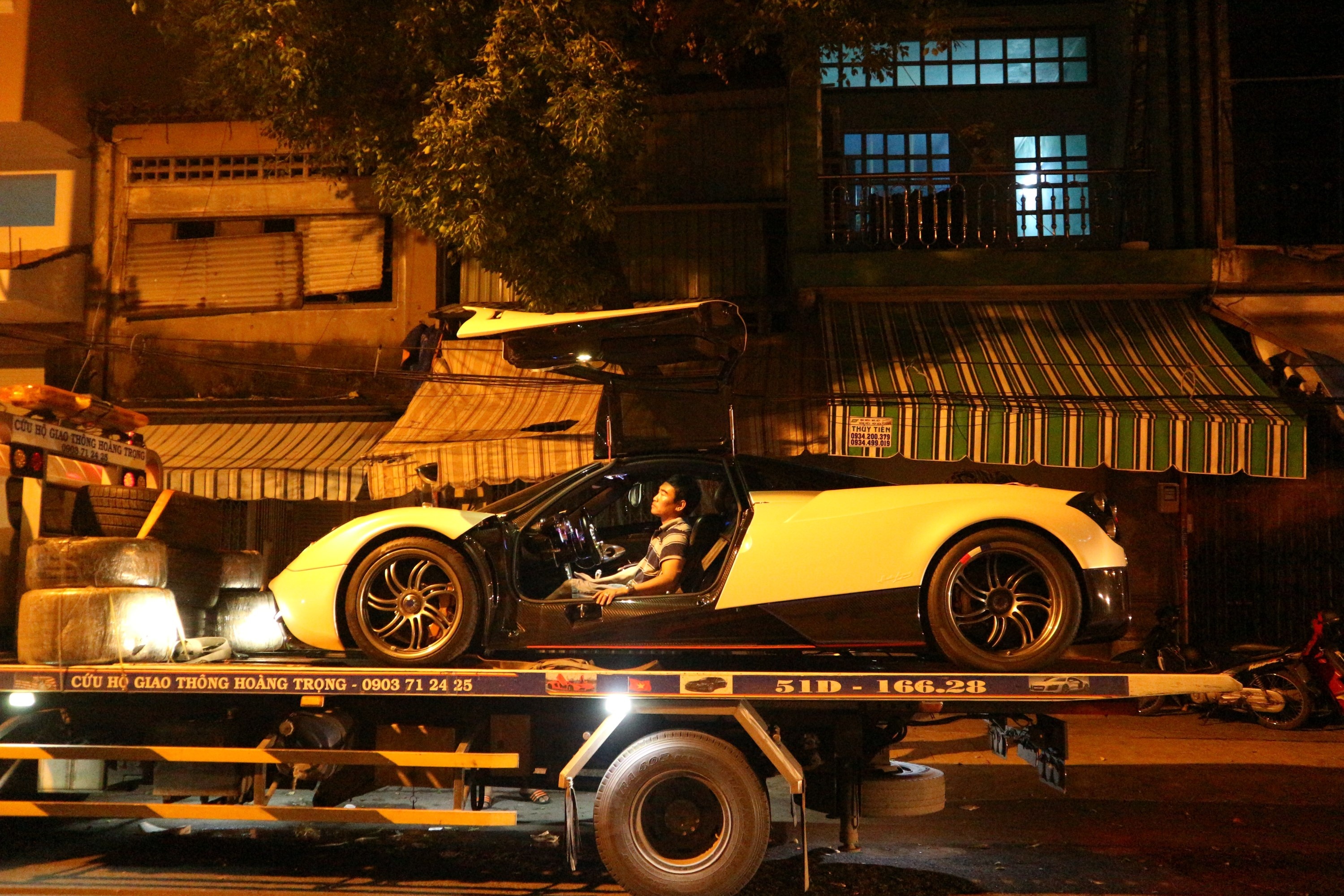 Minh Nhua mang dan xe tram ty ve trong dem anh 3