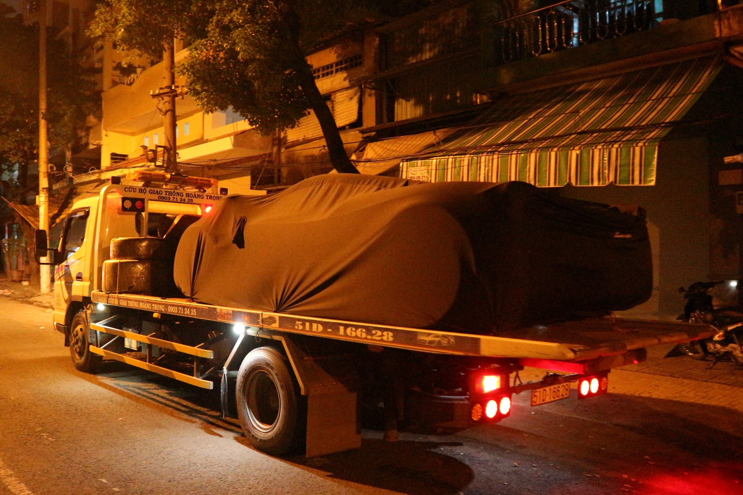 Minh Nhua mang dan xe tram ty ve trong dem anh 1