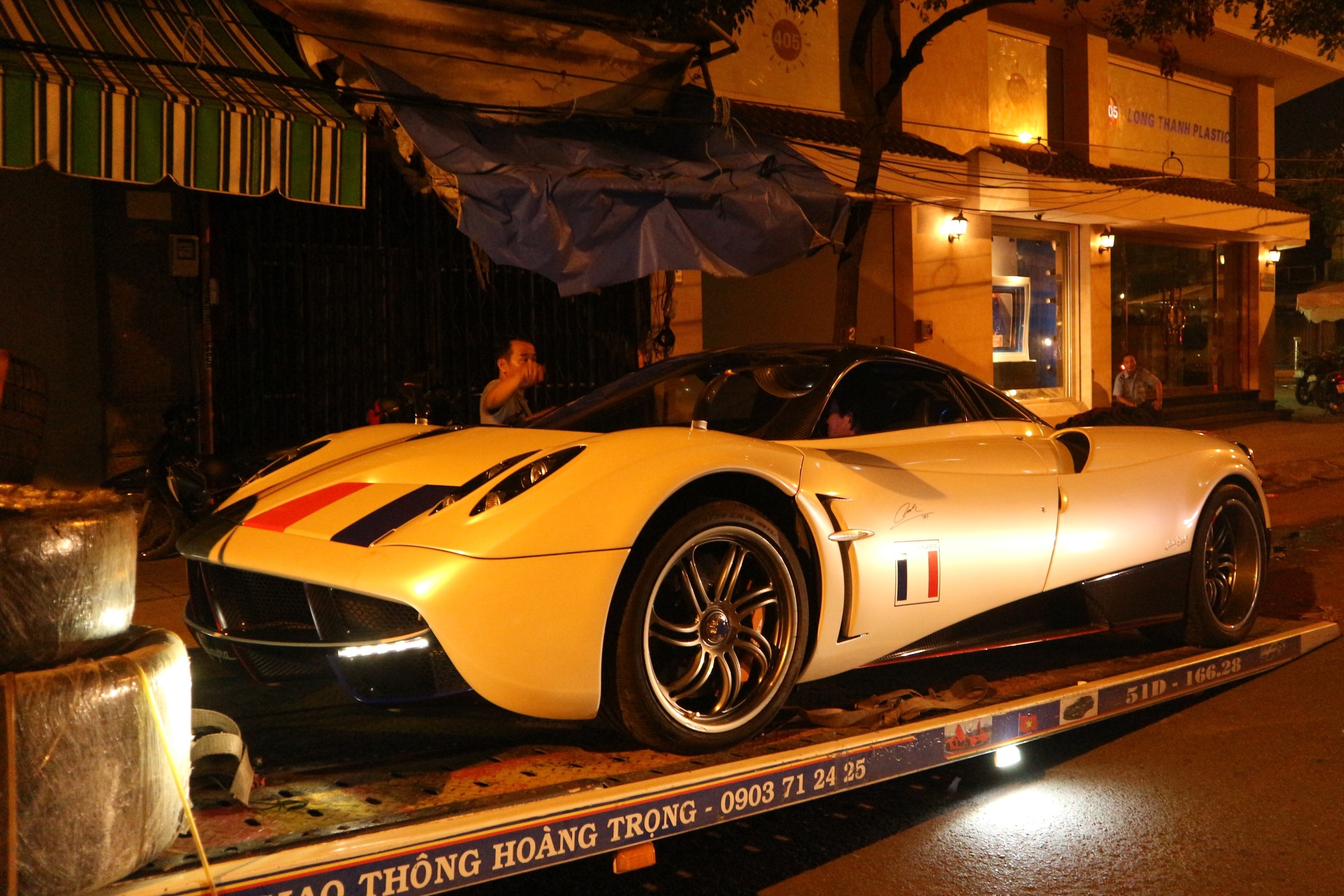 Minh Nhua mang dan xe tram ty ve trong dem anh 7