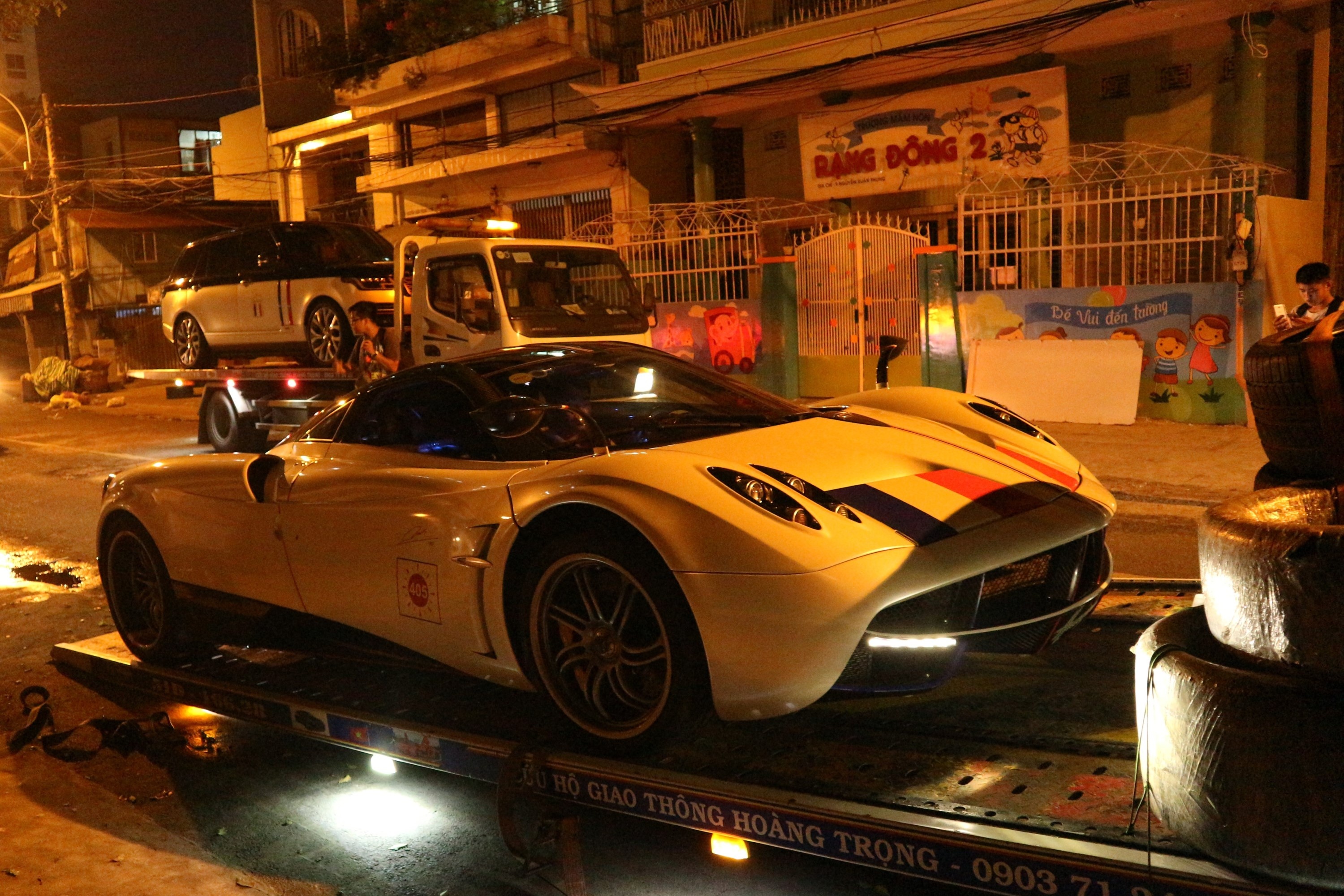 Minh Nhua mang dan xe tram ty ve trong dem anh 6