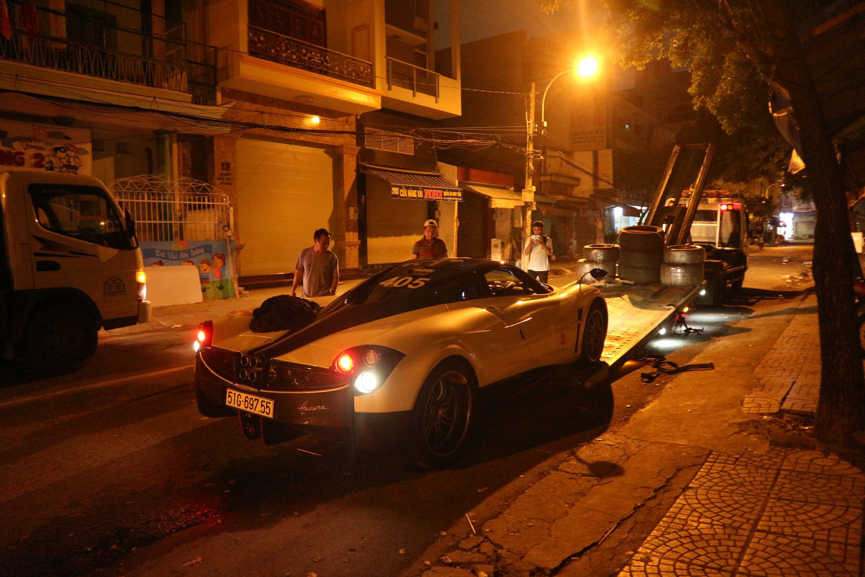 Minh Nhua mang dan xe tram ty ve trong dem anh 4