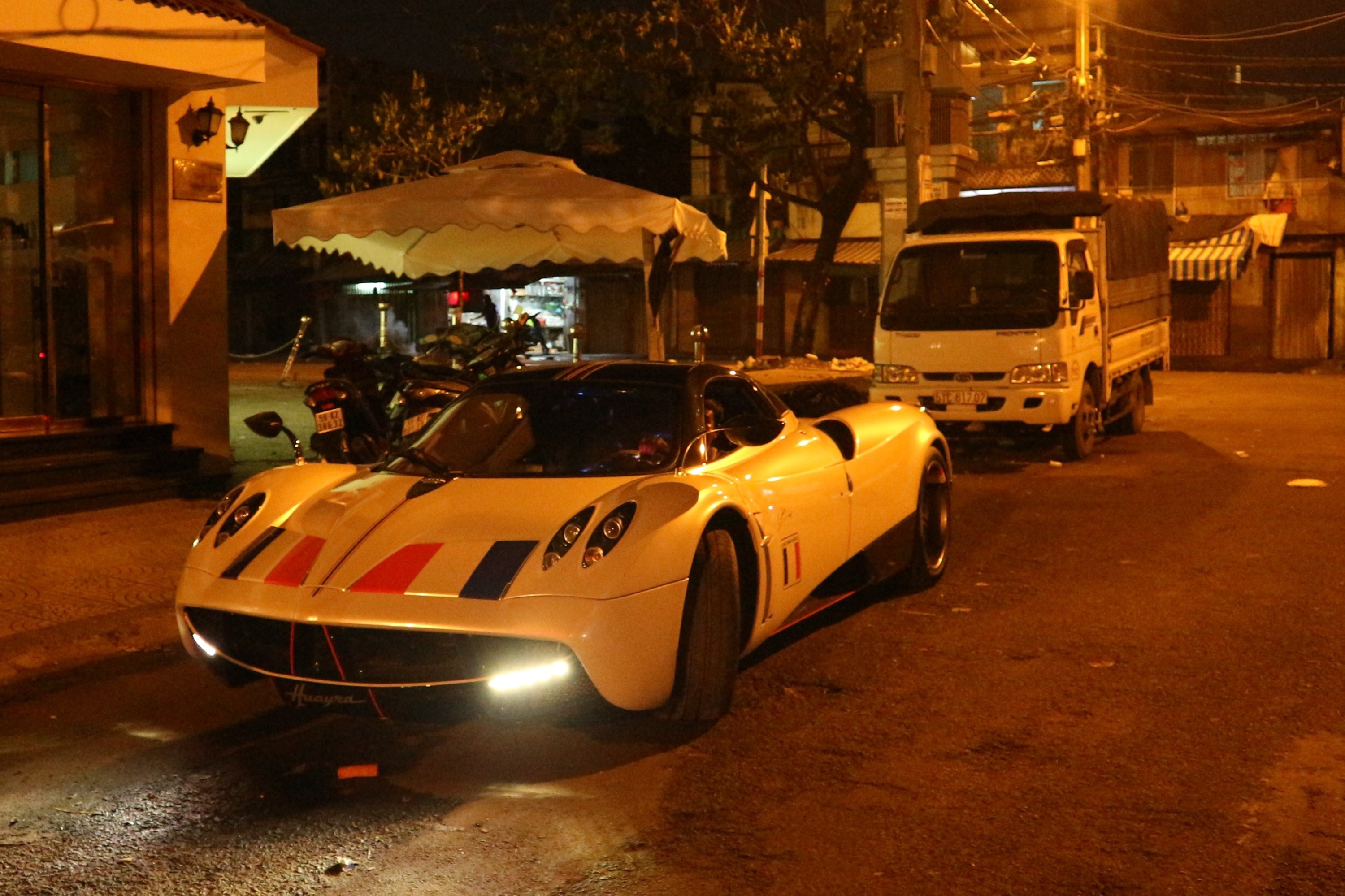 Minh Nhua mang dan xe tram ty ve trong dem anh 5