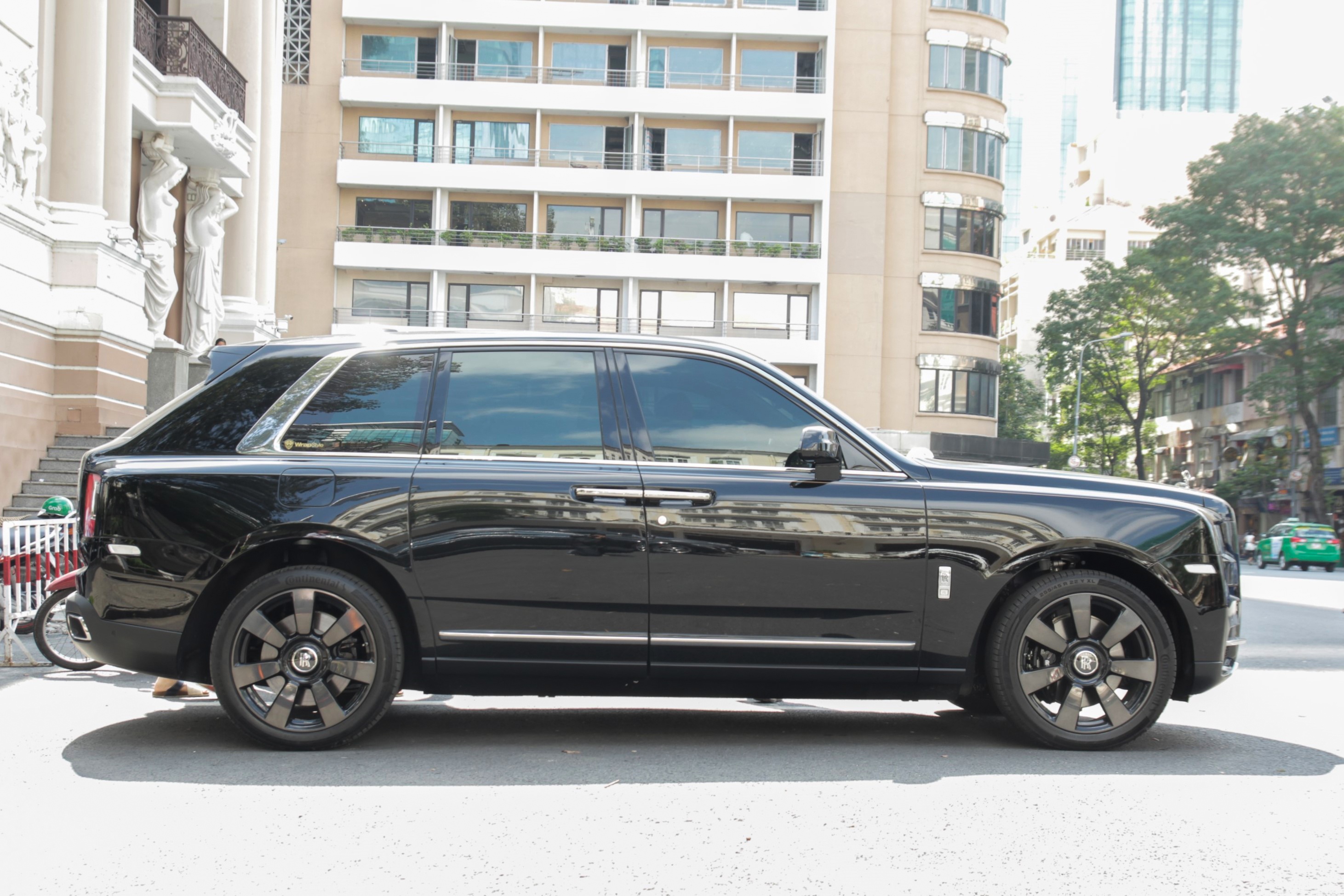 Rolls-Royce Cullinan dau tien cap ben TP.HCM anh 3