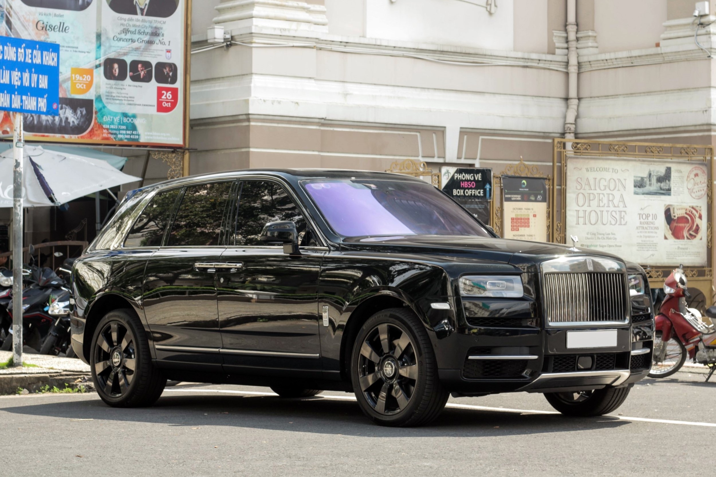 SUV sieu sang Rolls-Royce Cullinan dau tien ve TP.HCM hinh anh