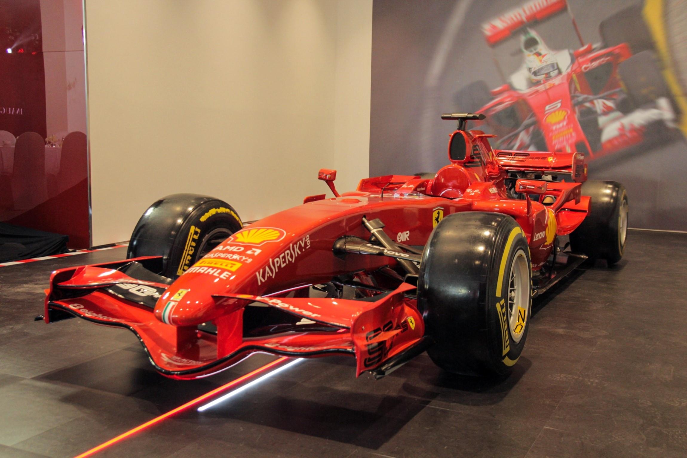 Can canh xe dua F1 gia tram ty cua Ferrari xuat hien tai Viet Nam hinh anh