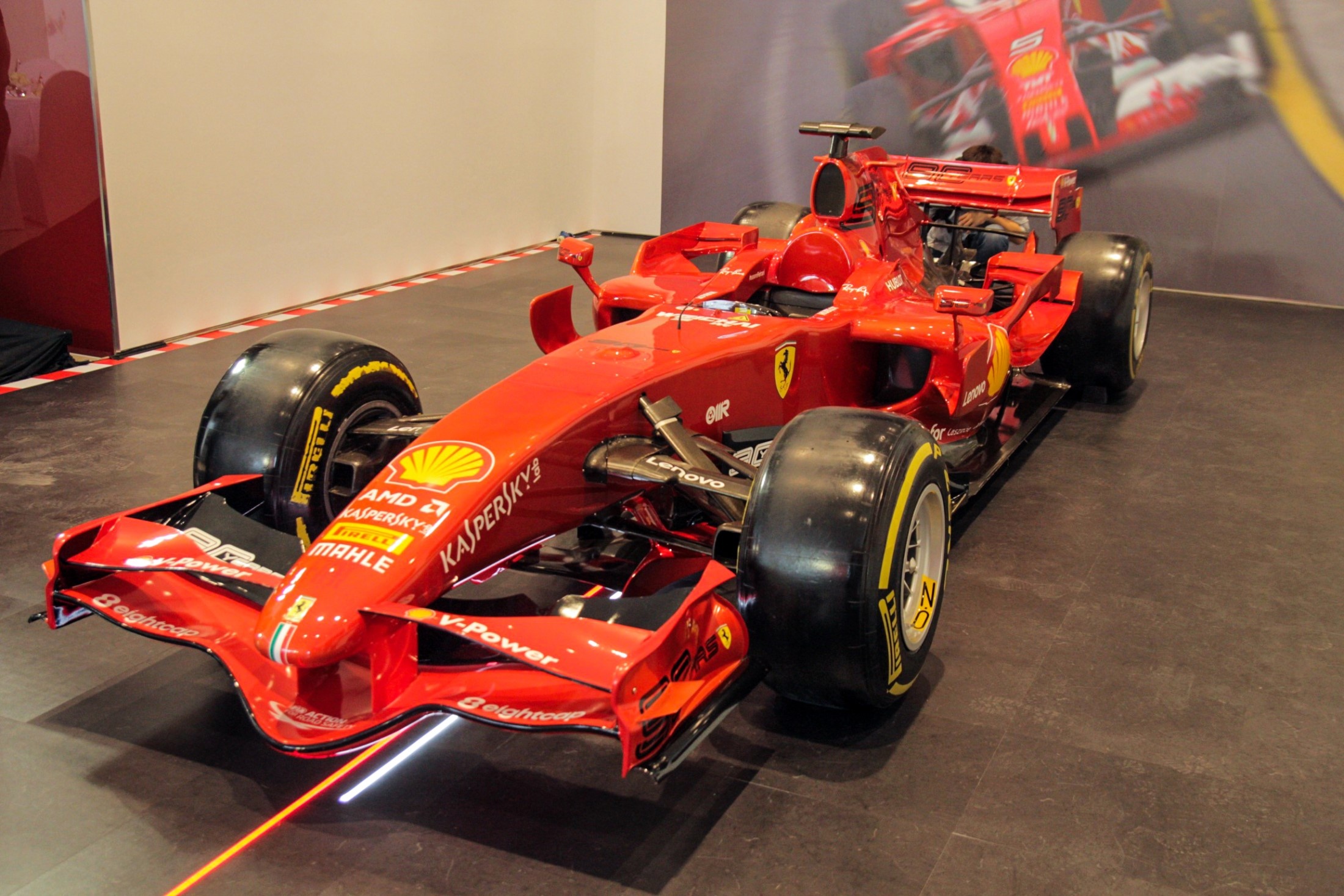 Can canh xe dua F1 cua Ferrari tai VN anh 1