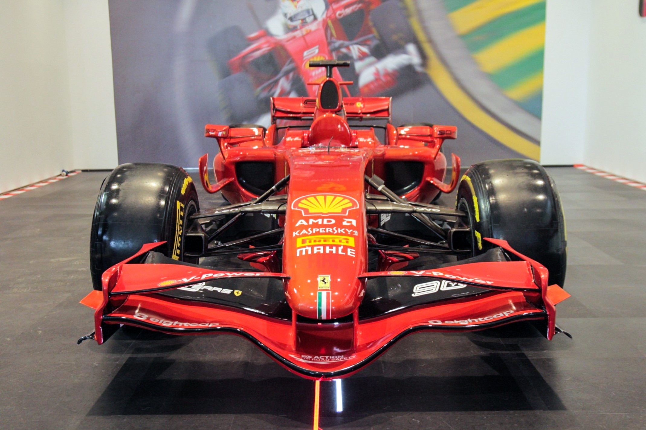 Can canh xe dua F1 cua Ferrari tai VN anh 2