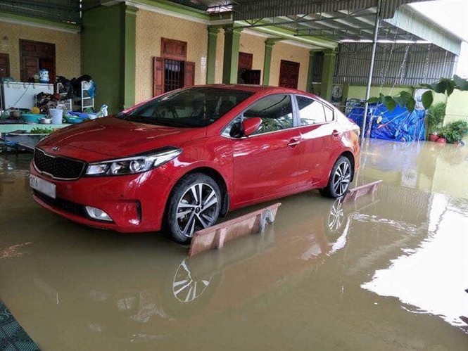 Chu xe chong ngap cho oto nho ghe da va gach anh 1