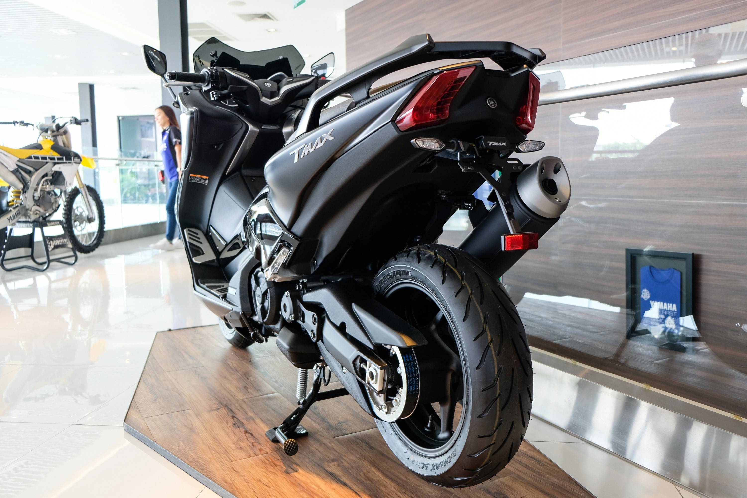 Can canh xe tay ga phan khoi lon Yamaha T-Max anh 4