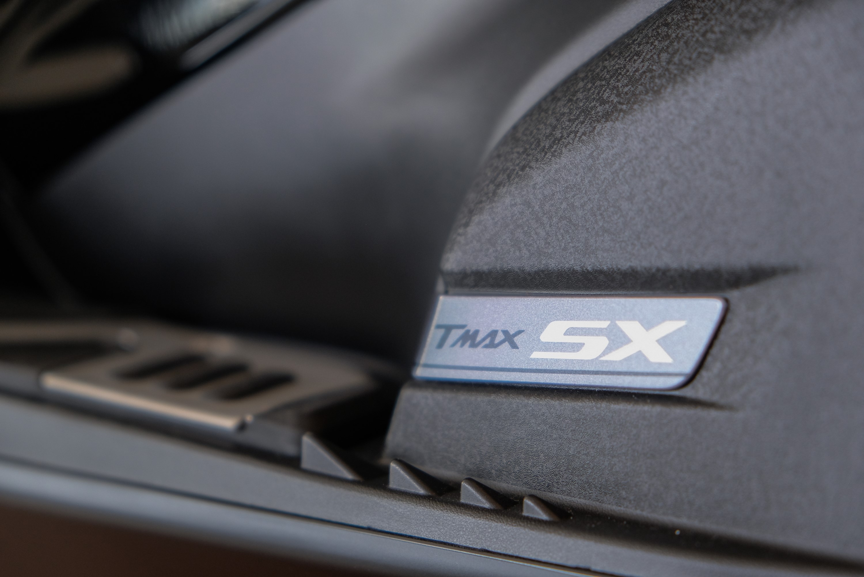 Can canh xe tay ga phan khoi lon Yamaha T-Max anh 3