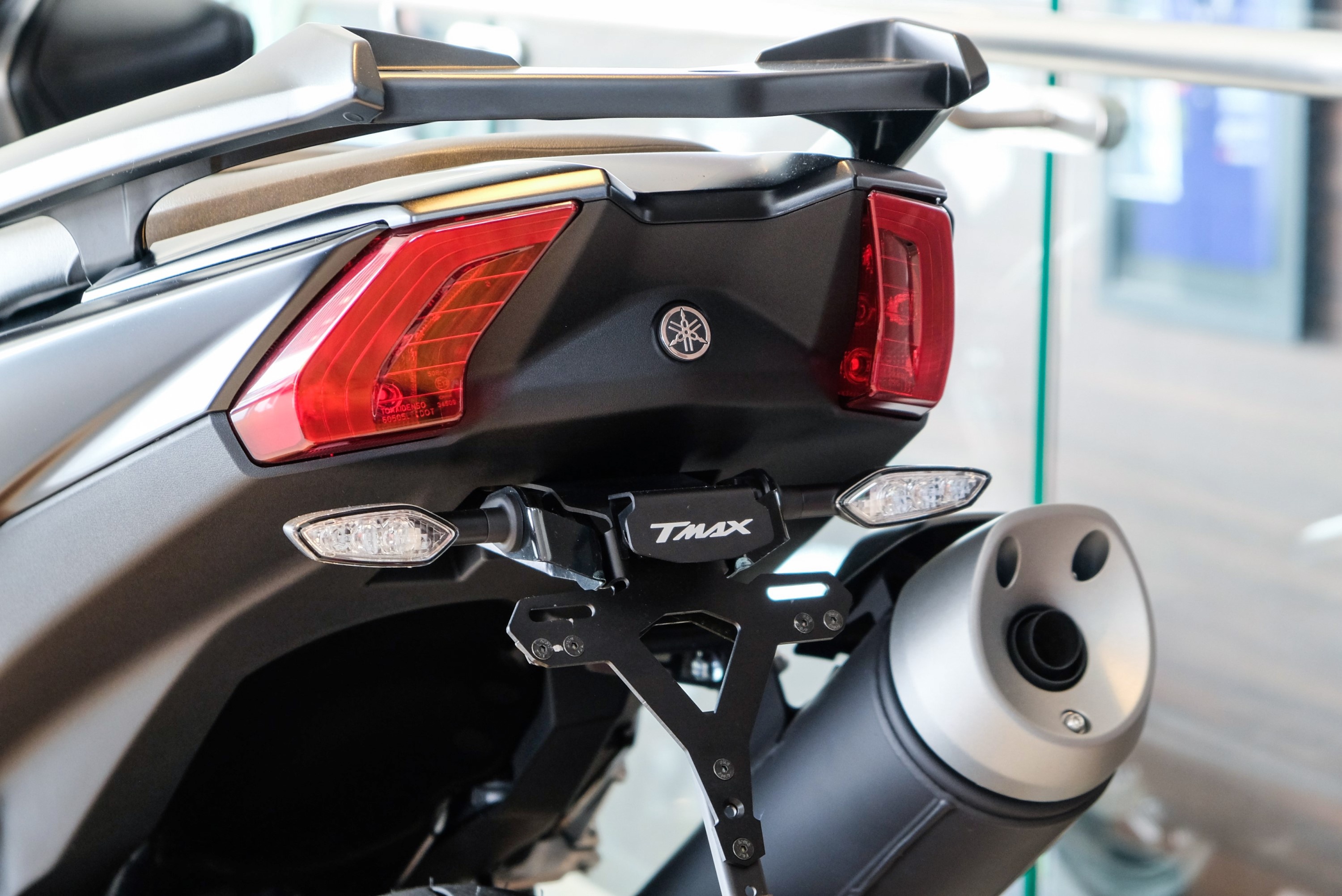 Can canh xe tay ga phan khoi lon Yamaha T-Max anh 11