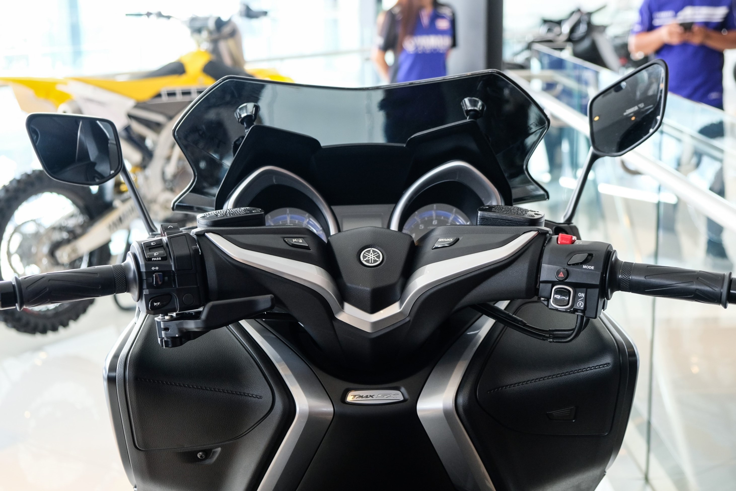 Can canh xe tay ga phan khoi lon Yamaha T-Max anh 9