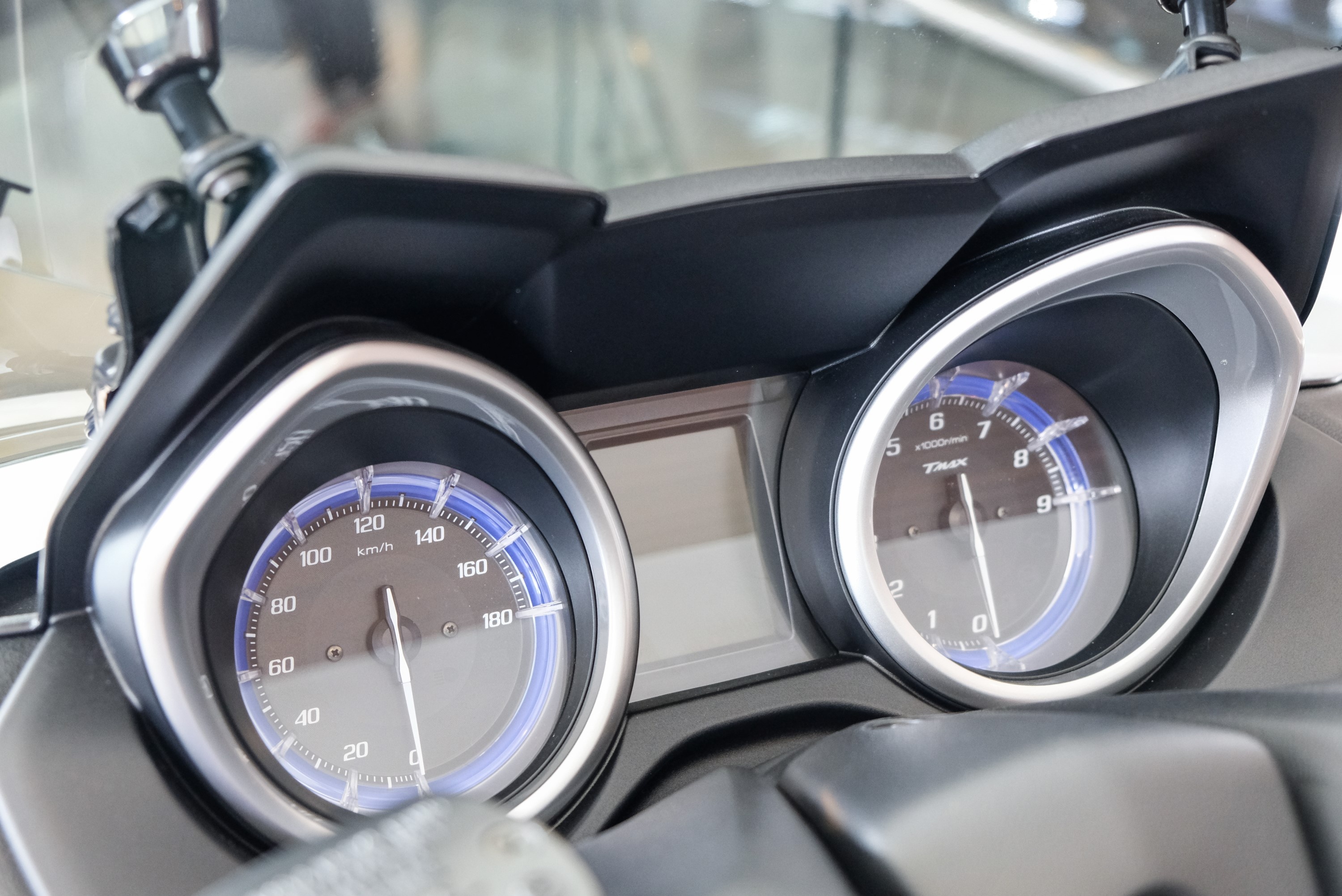 Can canh xe tay ga phan khoi lon Yamaha T-Max anh 10