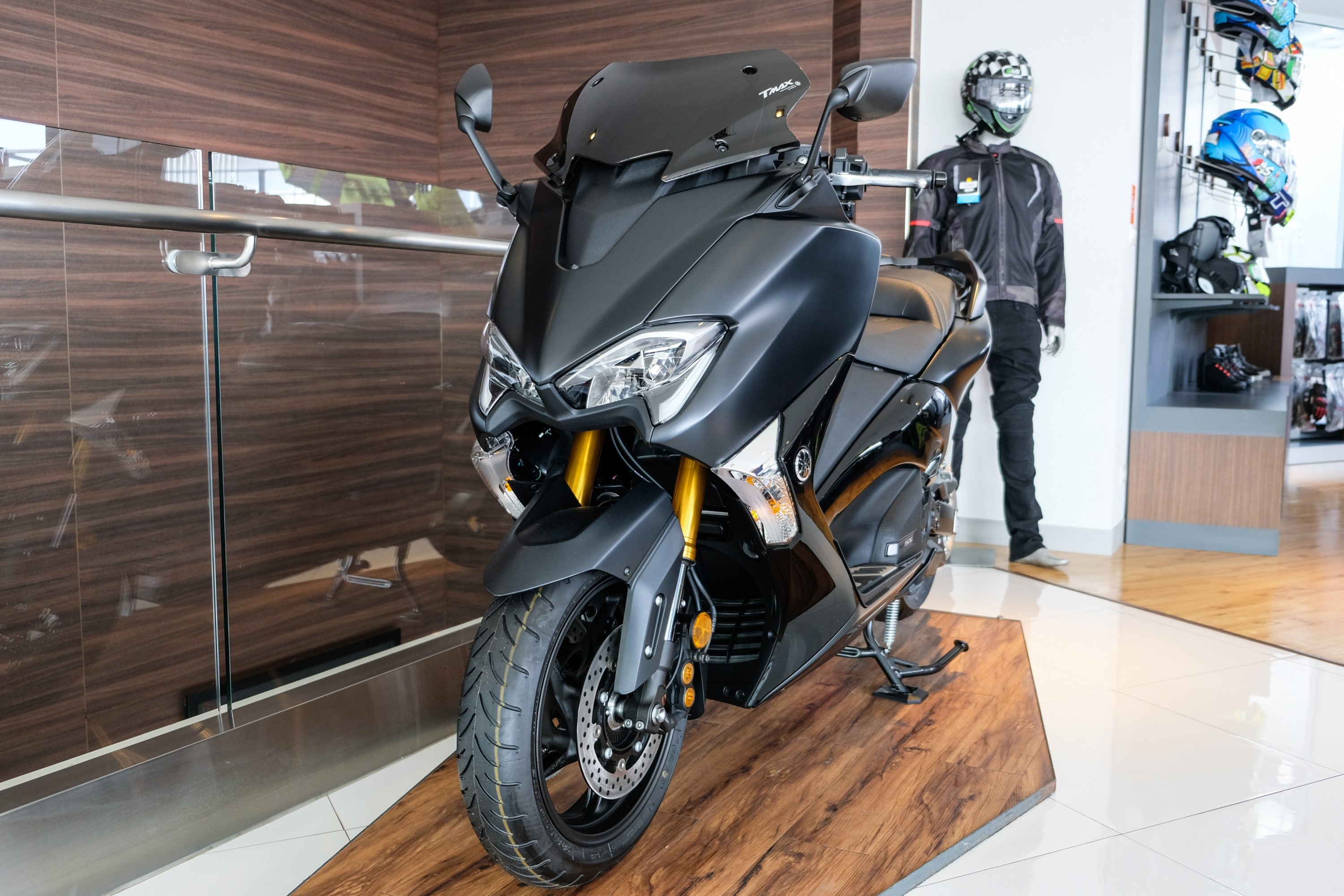 Can canh xe tay ga phan khoi lon Yamaha T-Max anh 2