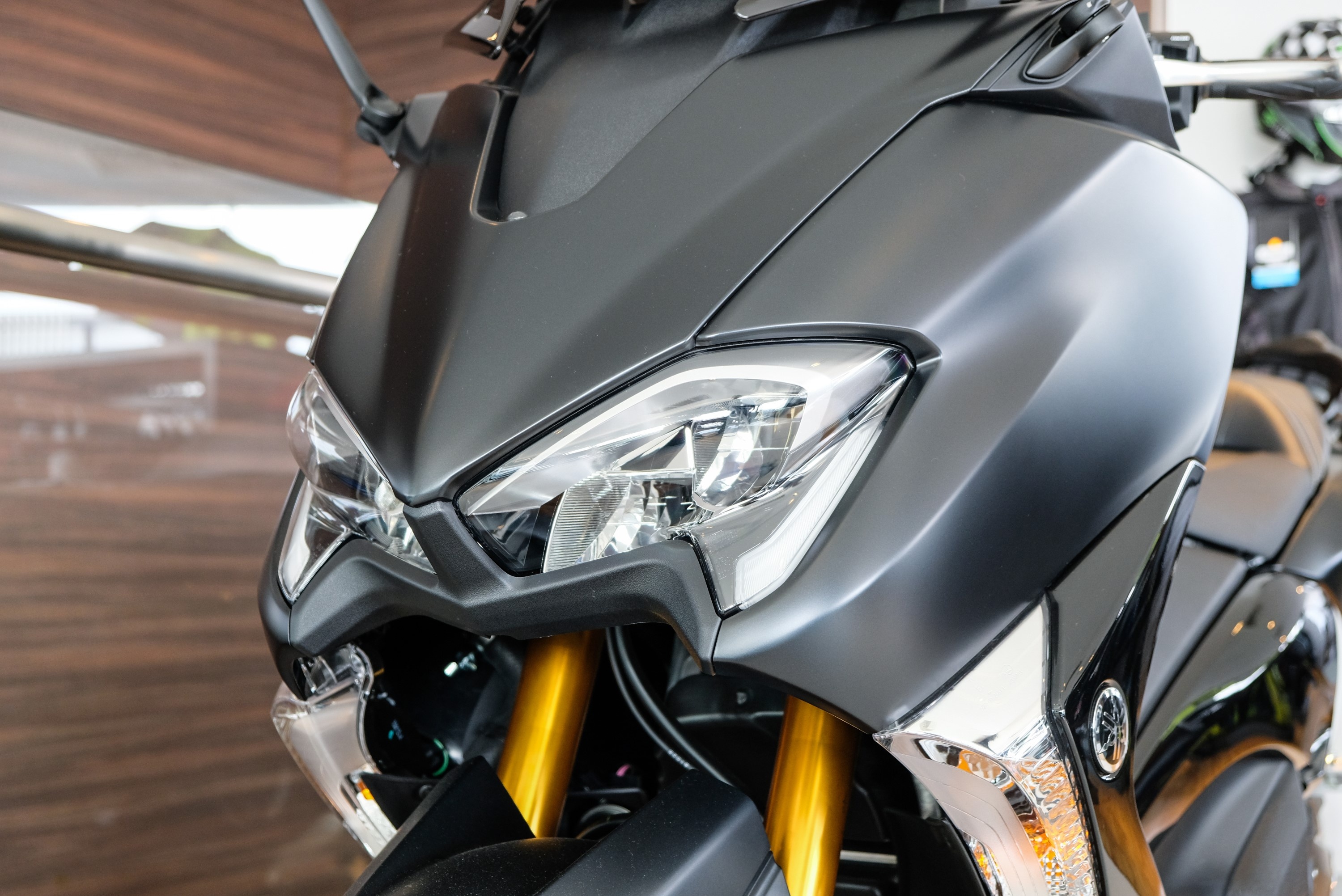 Can canh xe tay ga phan khoi lon Yamaha T-Max anh 5