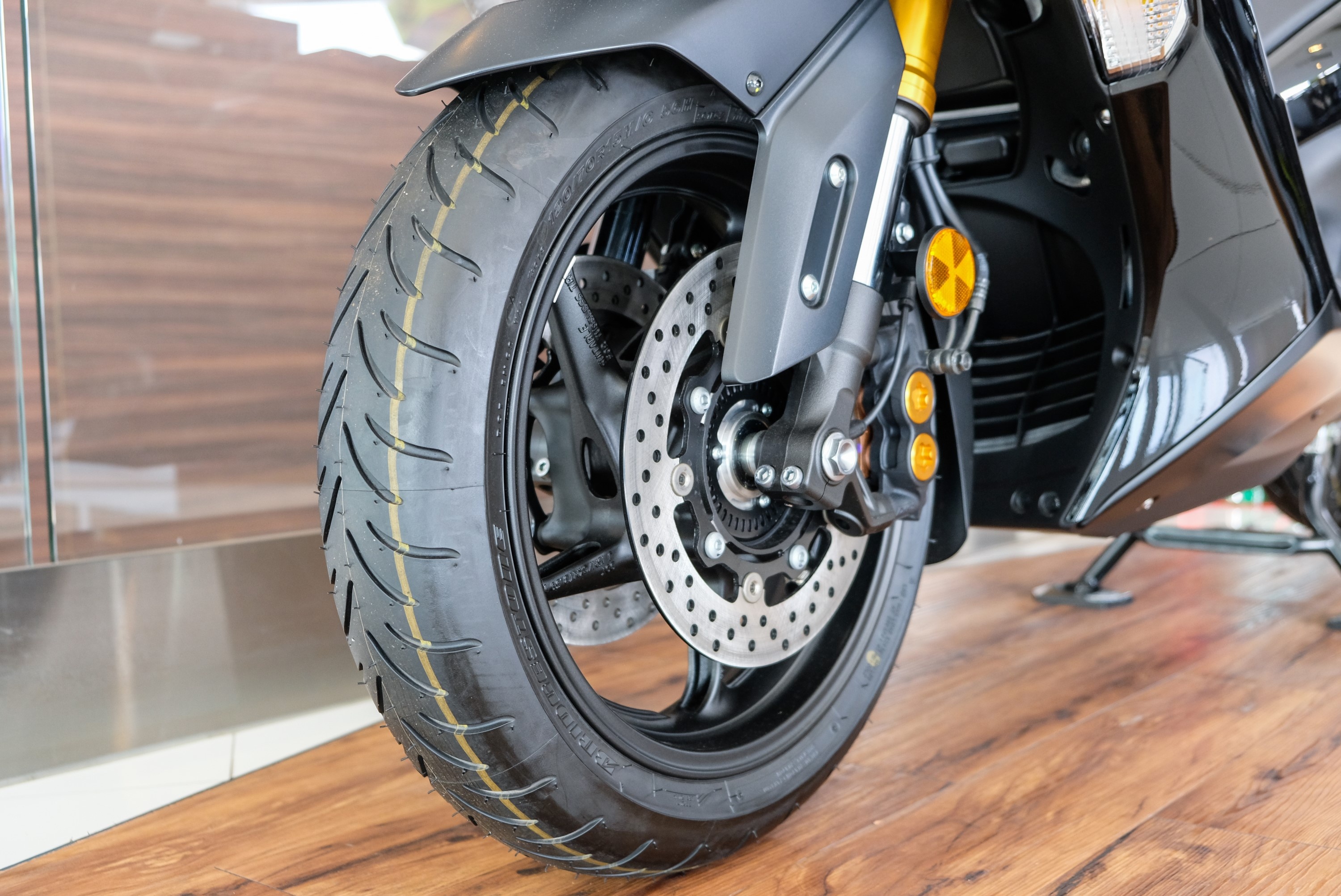 Can canh xe tay ga phan khoi lon Yamaha T-Max anh 6