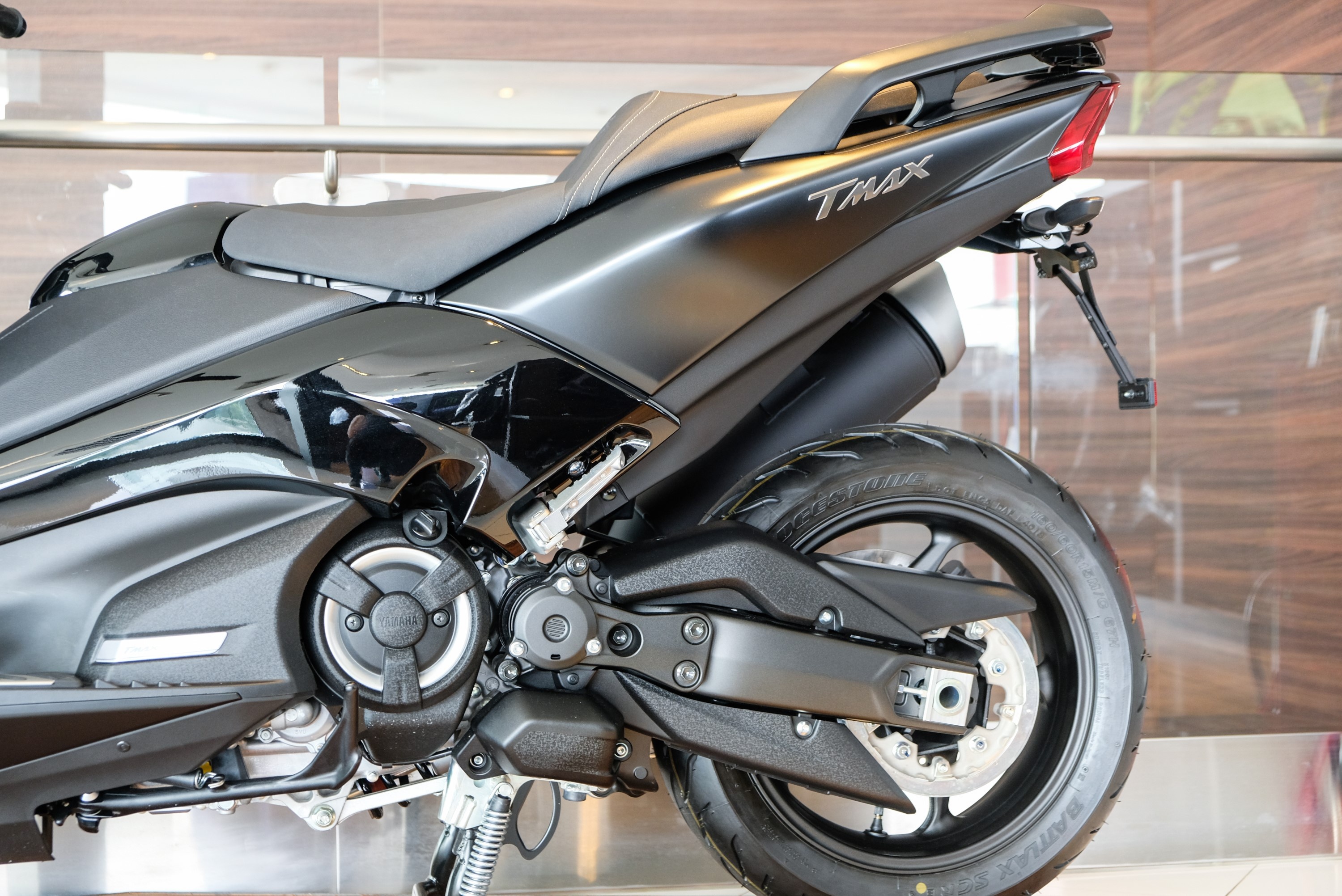 Can canh xe tay ga phan khoi lon Yamaha T-Max anh 7