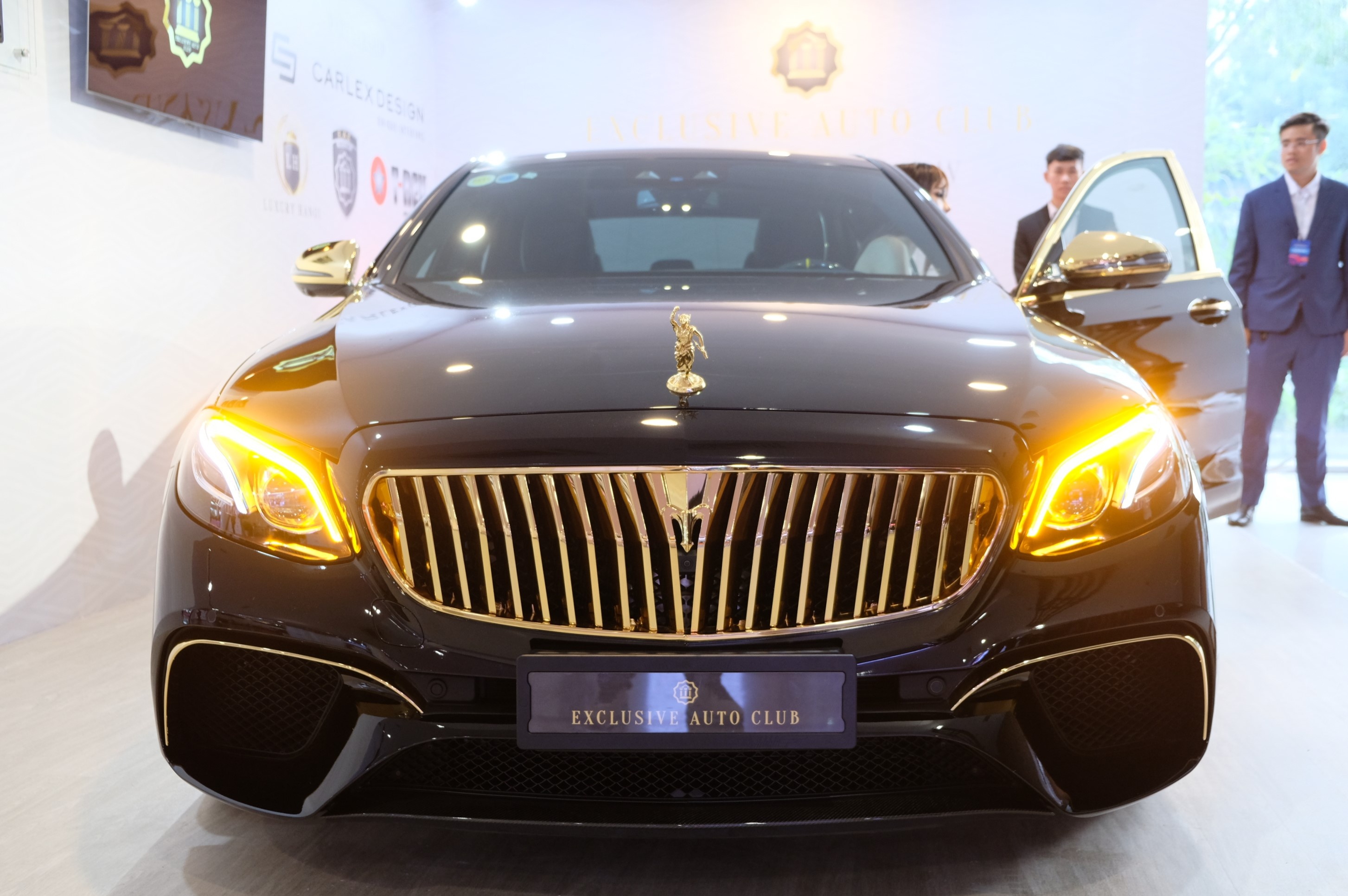 Mercedes-Benz E300 AMG ma vang anh 2