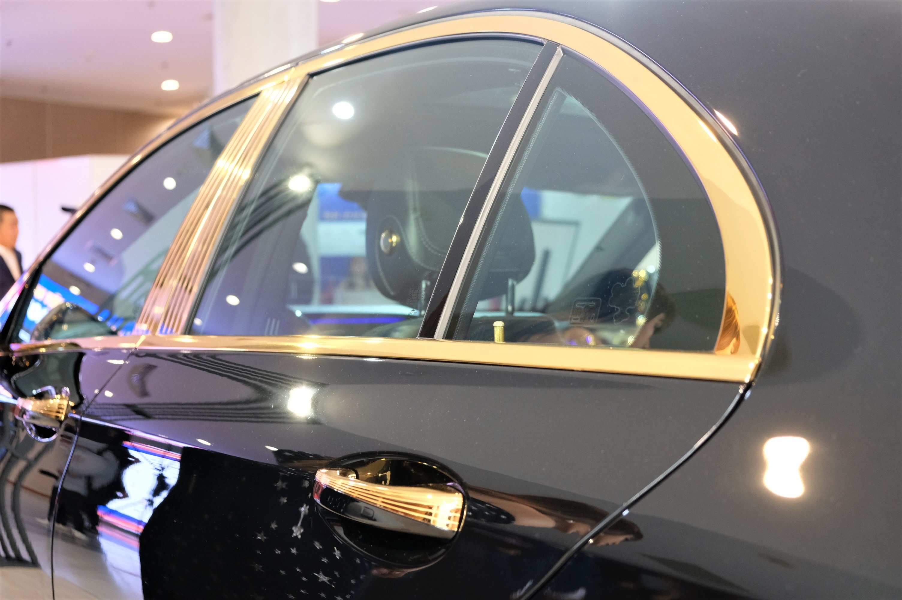 Mercedes-Benz E300 AMG ma vang anh 7