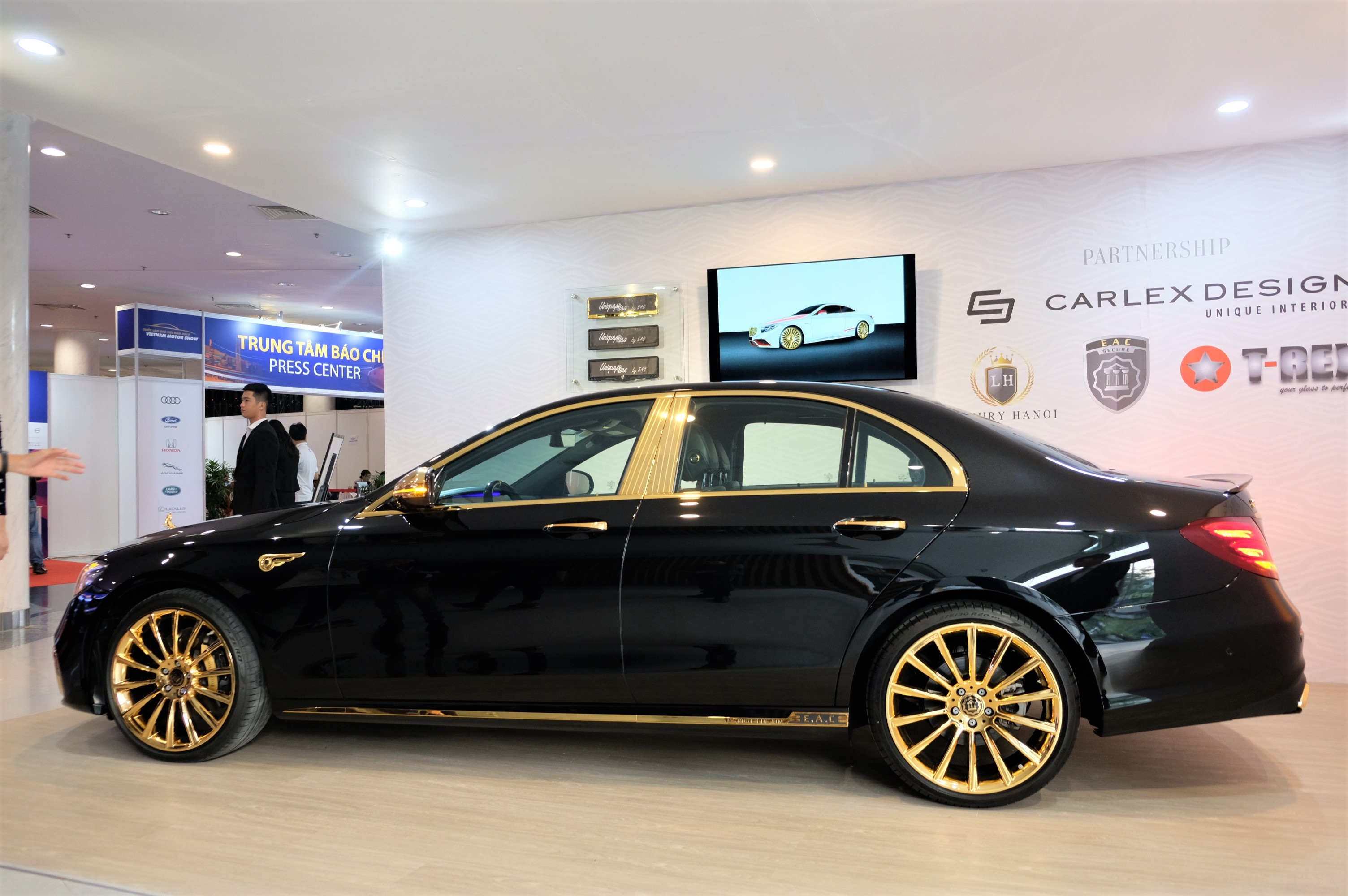 Mercedes-Benz E300 AMG ma vang anh 1