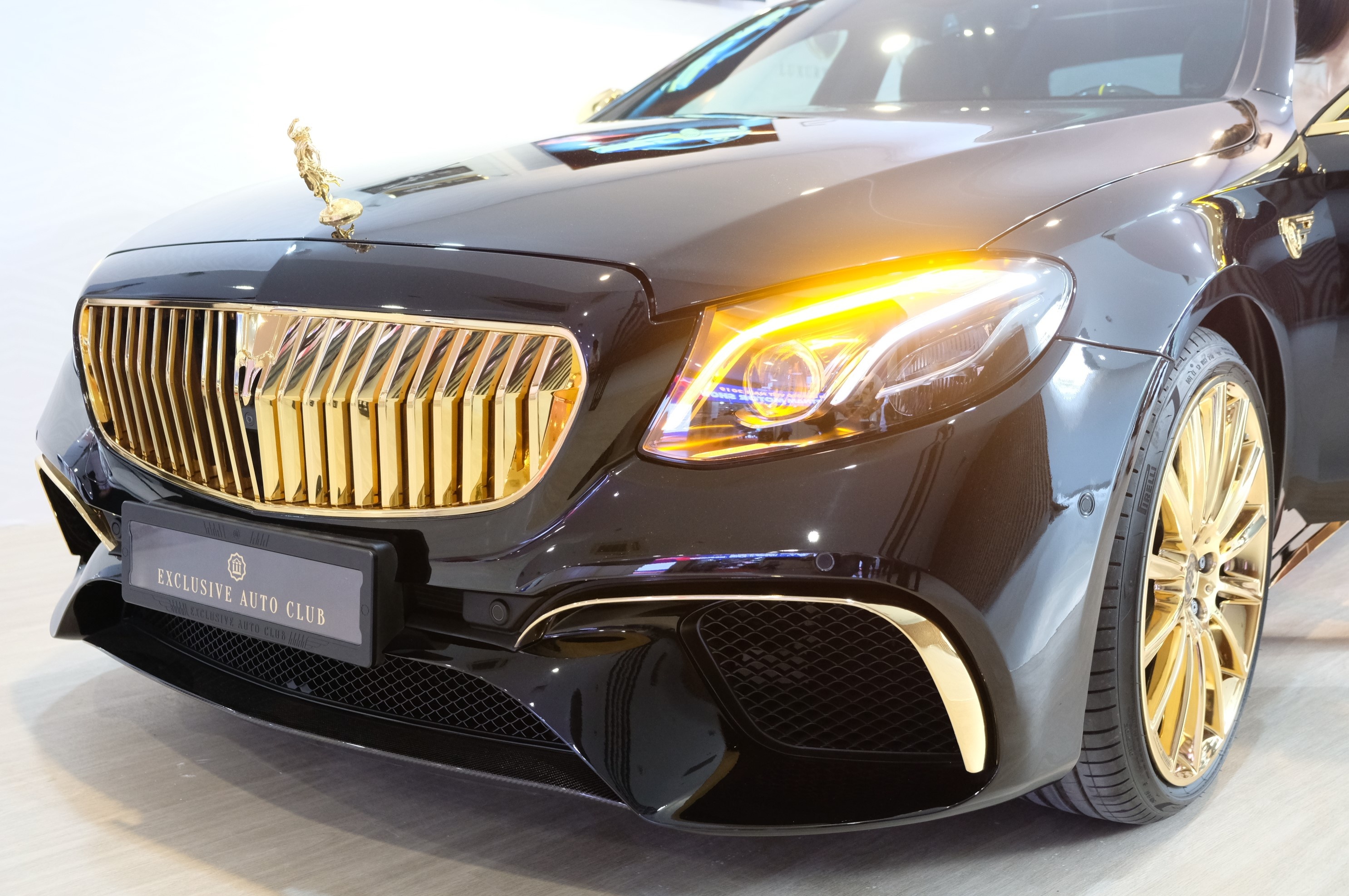 Mercedes-Benz E300 AMG ma vang anh 3