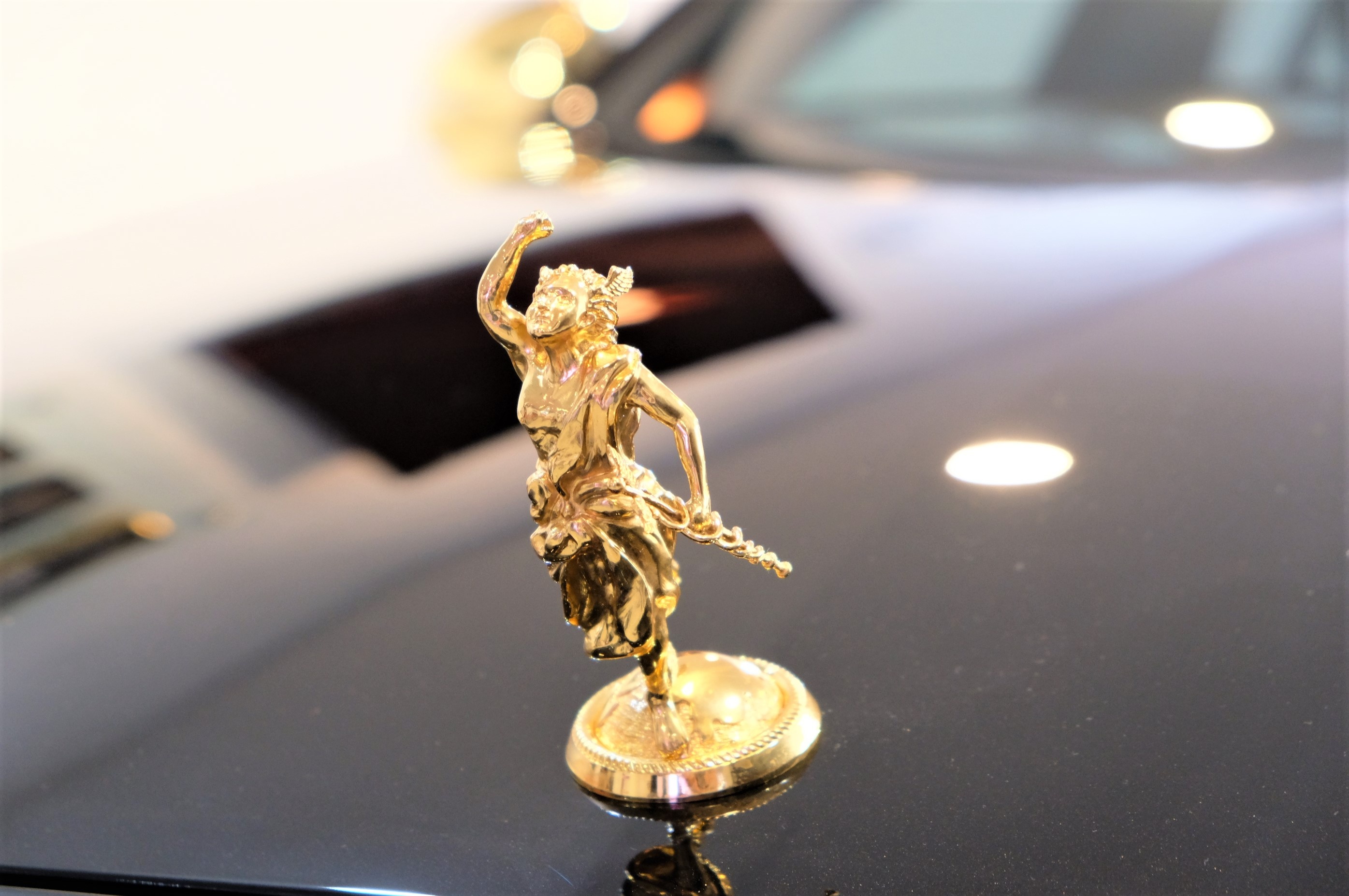 Mercedes-Benz E300 AMG ma vang anh 4