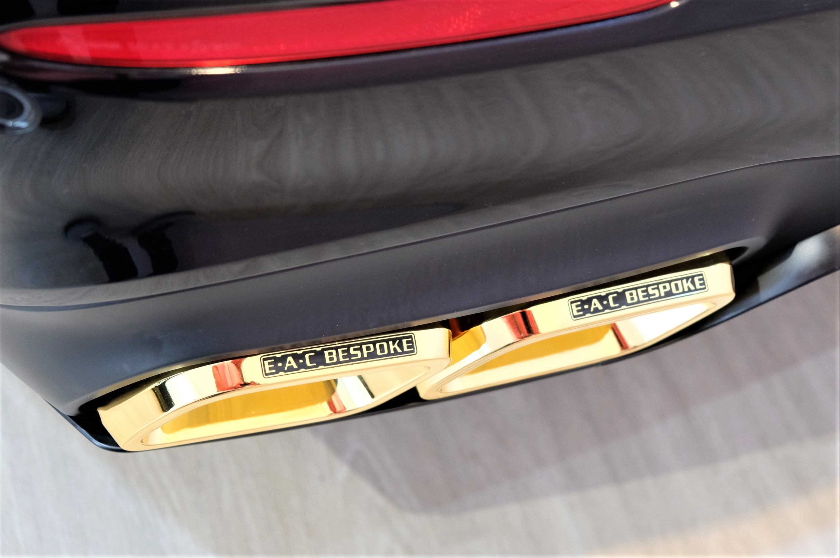 Mercedes-Benz E300 AMG ma vang anh 6