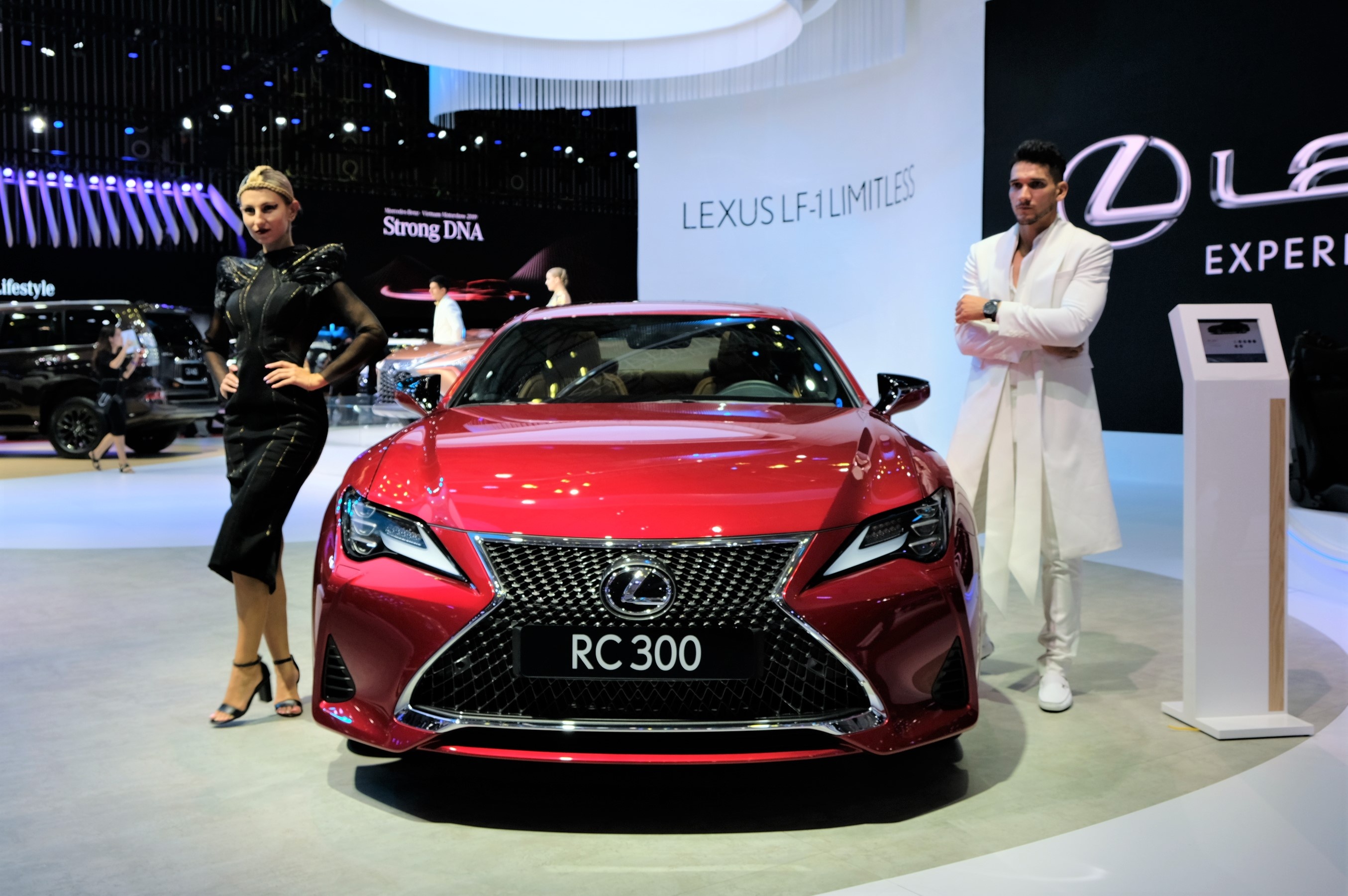 Lexus RC 300 ra mat anh 2