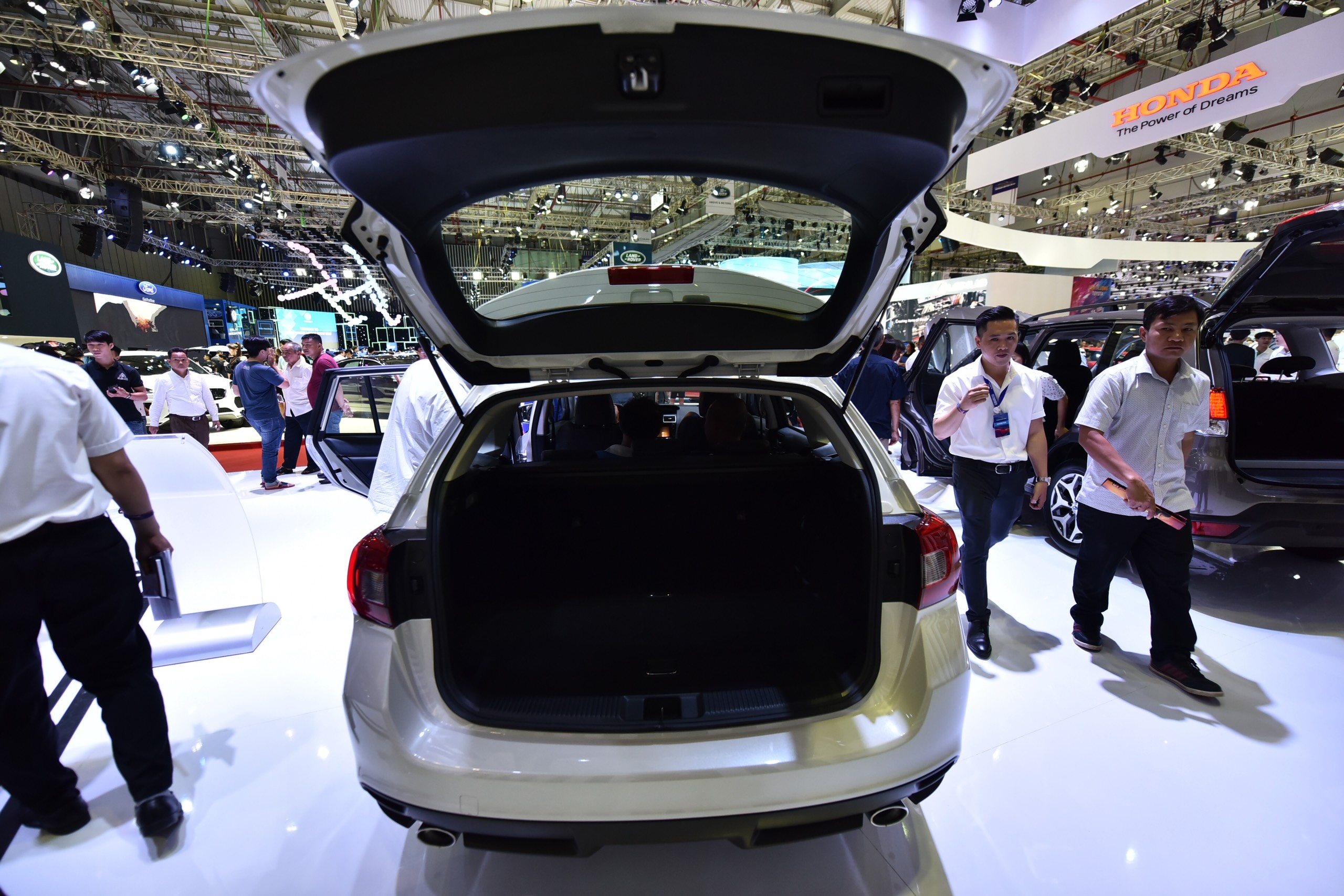 Xe gia dinh the thao Subaru Levorg 2.0 GT-S anh 8