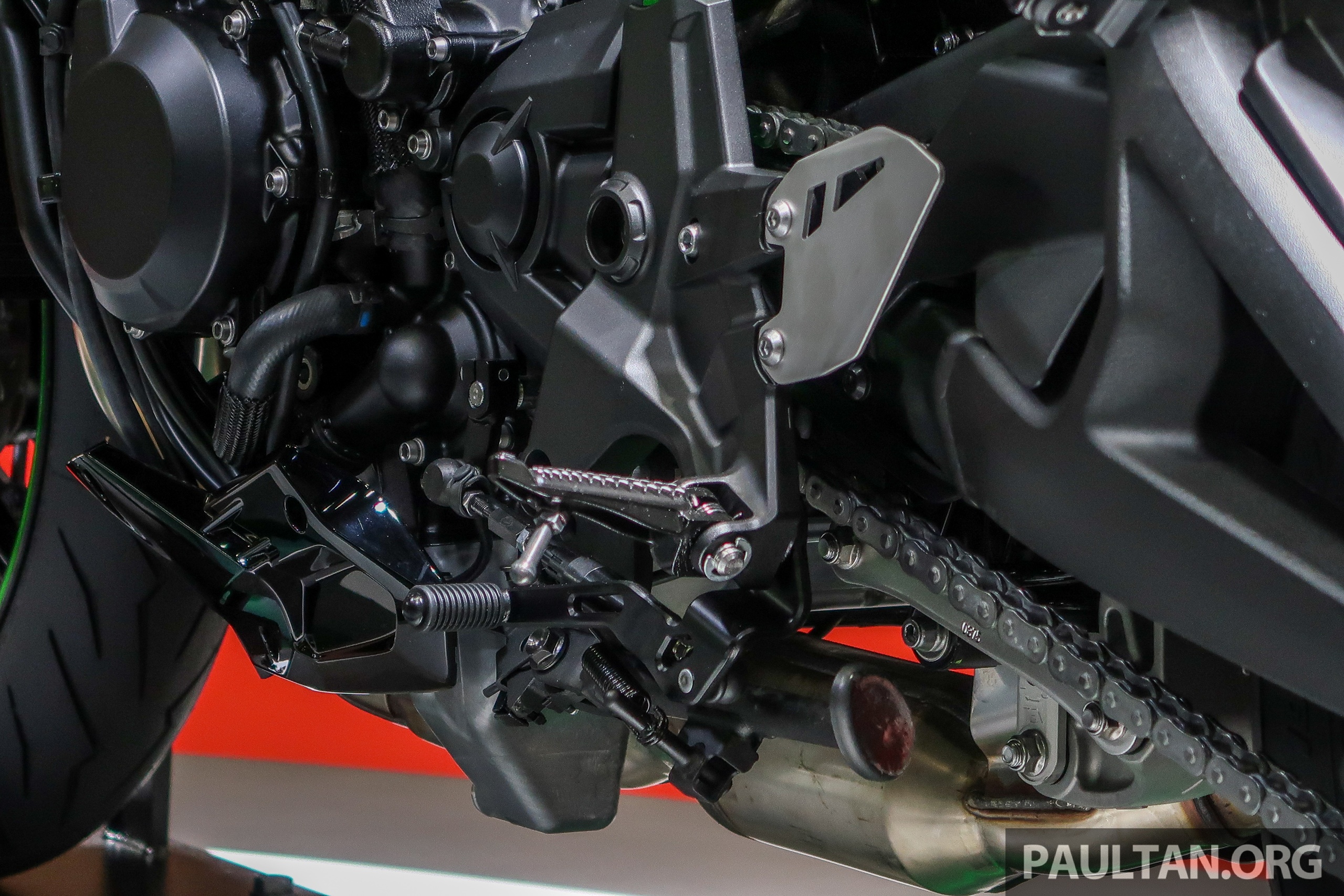 Can canh Kawasaki Z H2 anh 10