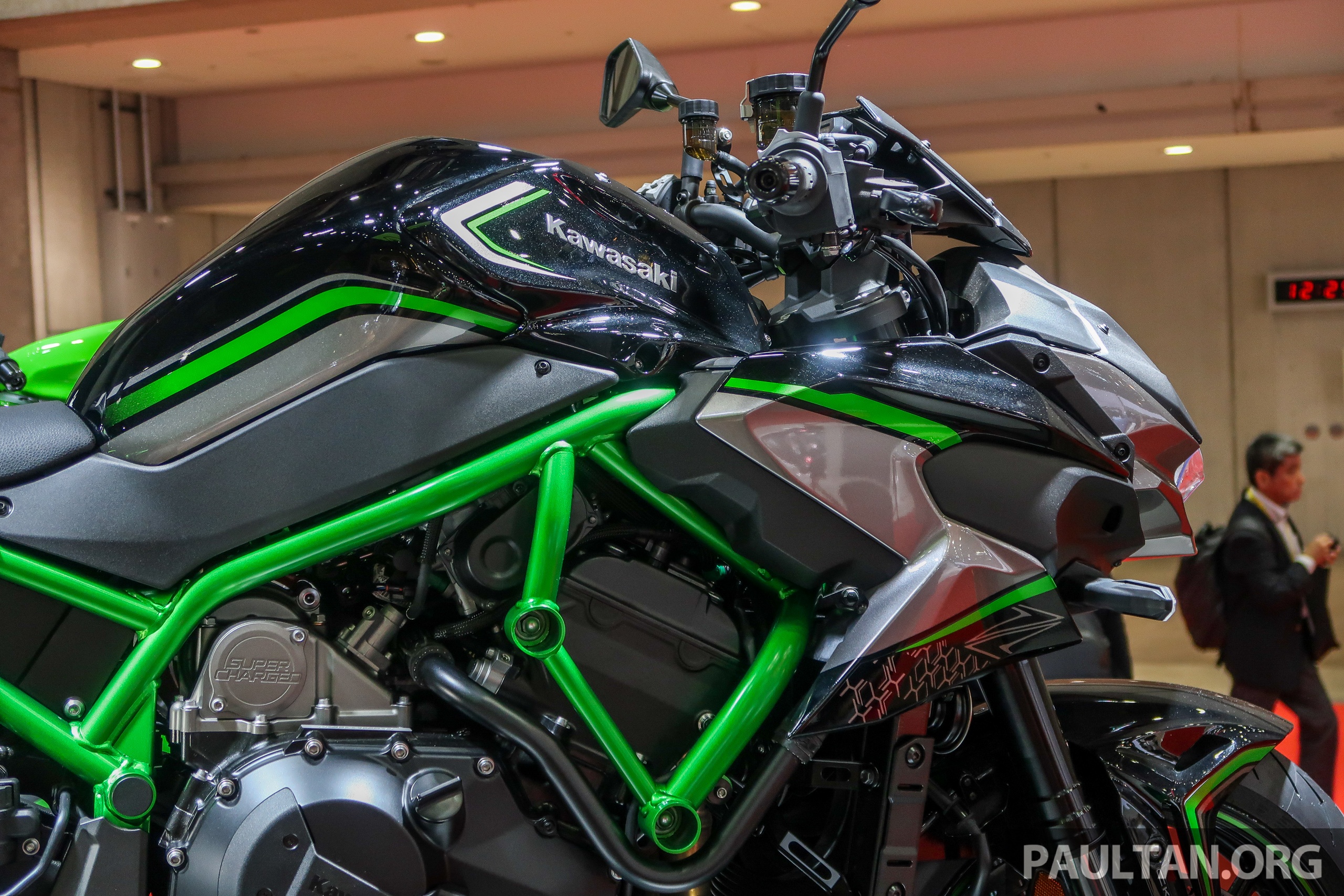 Can canh Kawasaki Z H2 anh 6