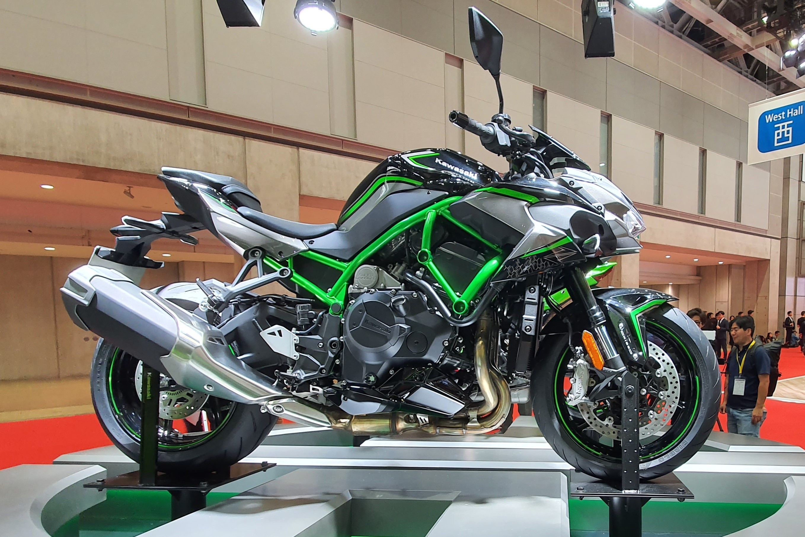 Can canh Kawasaki Z H2 anh 1