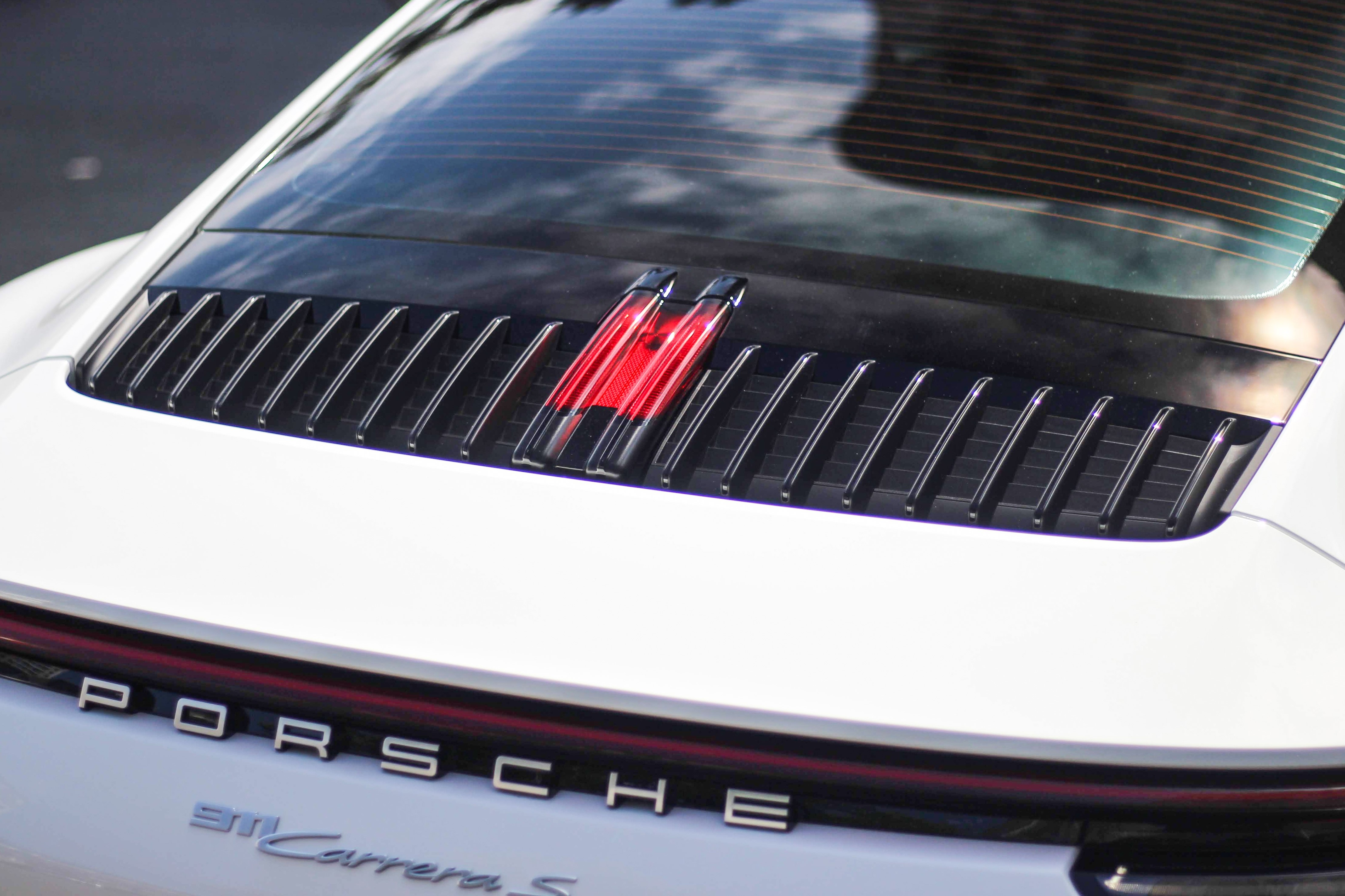 Cuong Do La tau Porsche 911 Carrera S anh 8