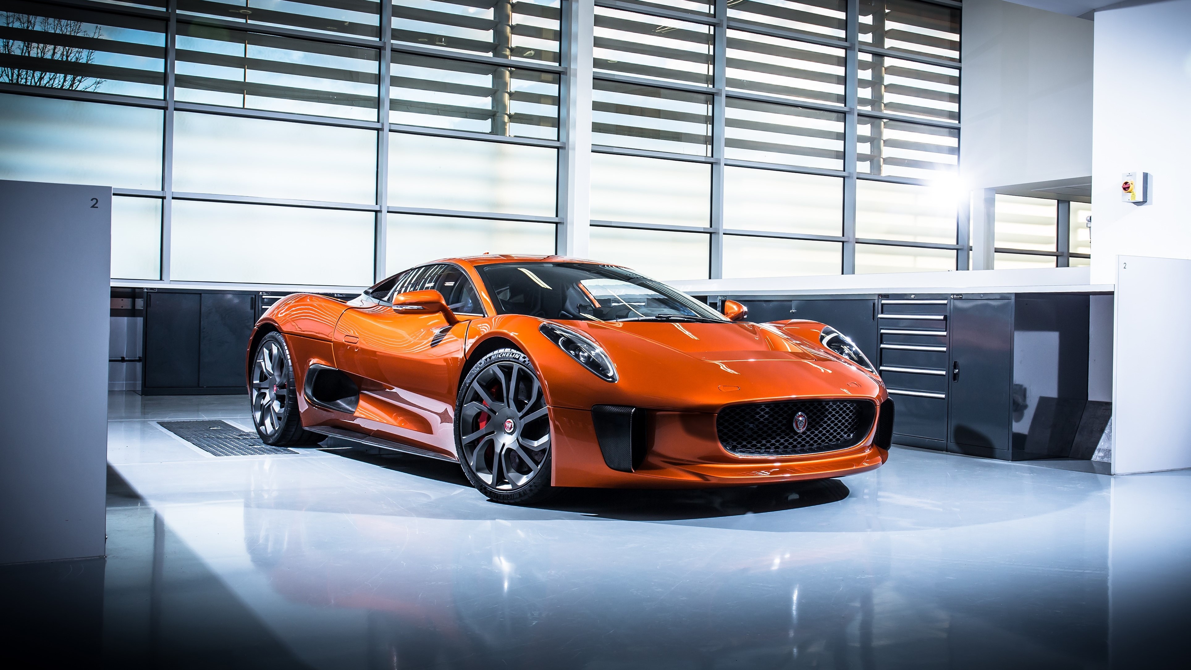 Jaguar C-X75 cua James Bond anh 2