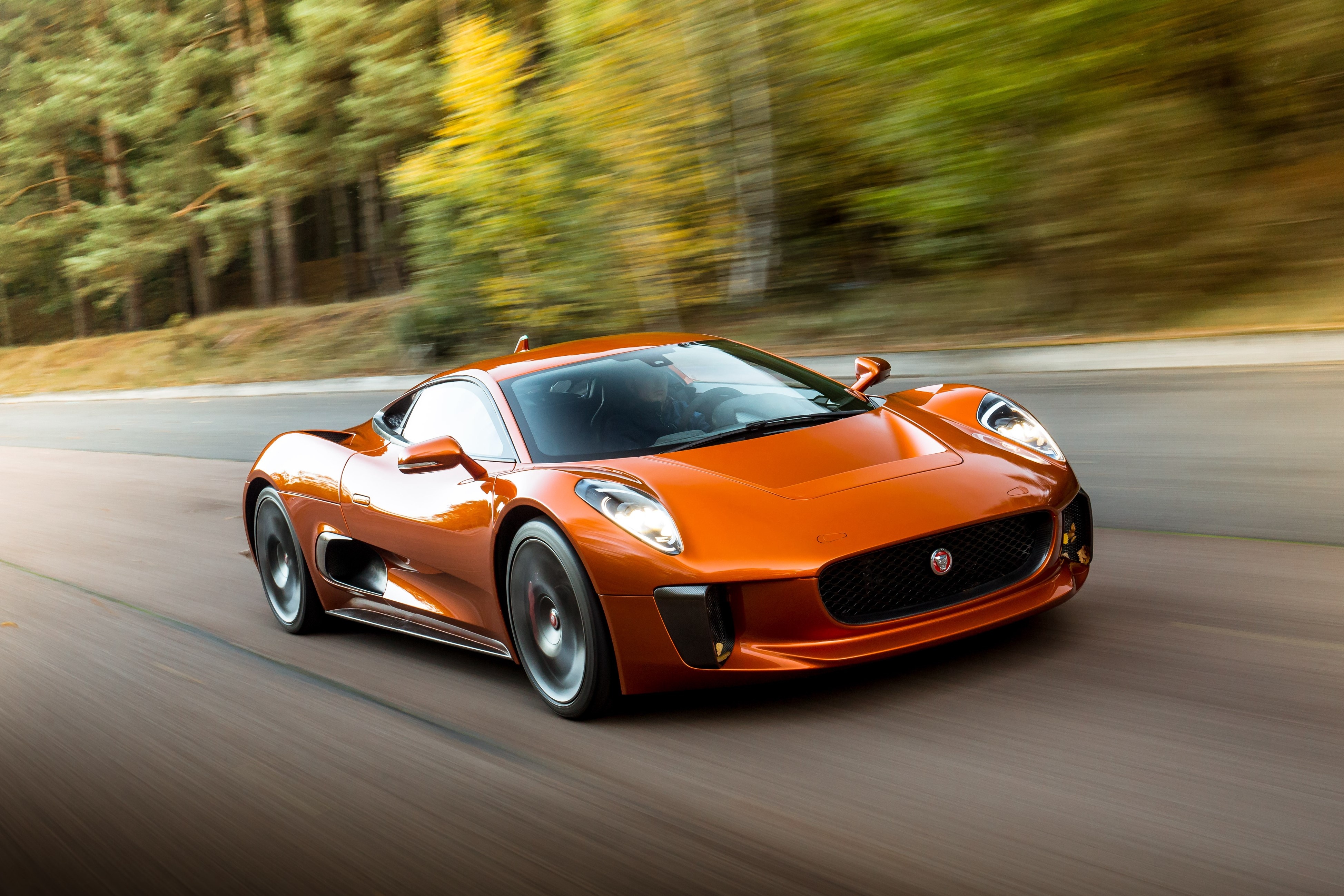 Jaguar C-X75 cua James Bond anh 9