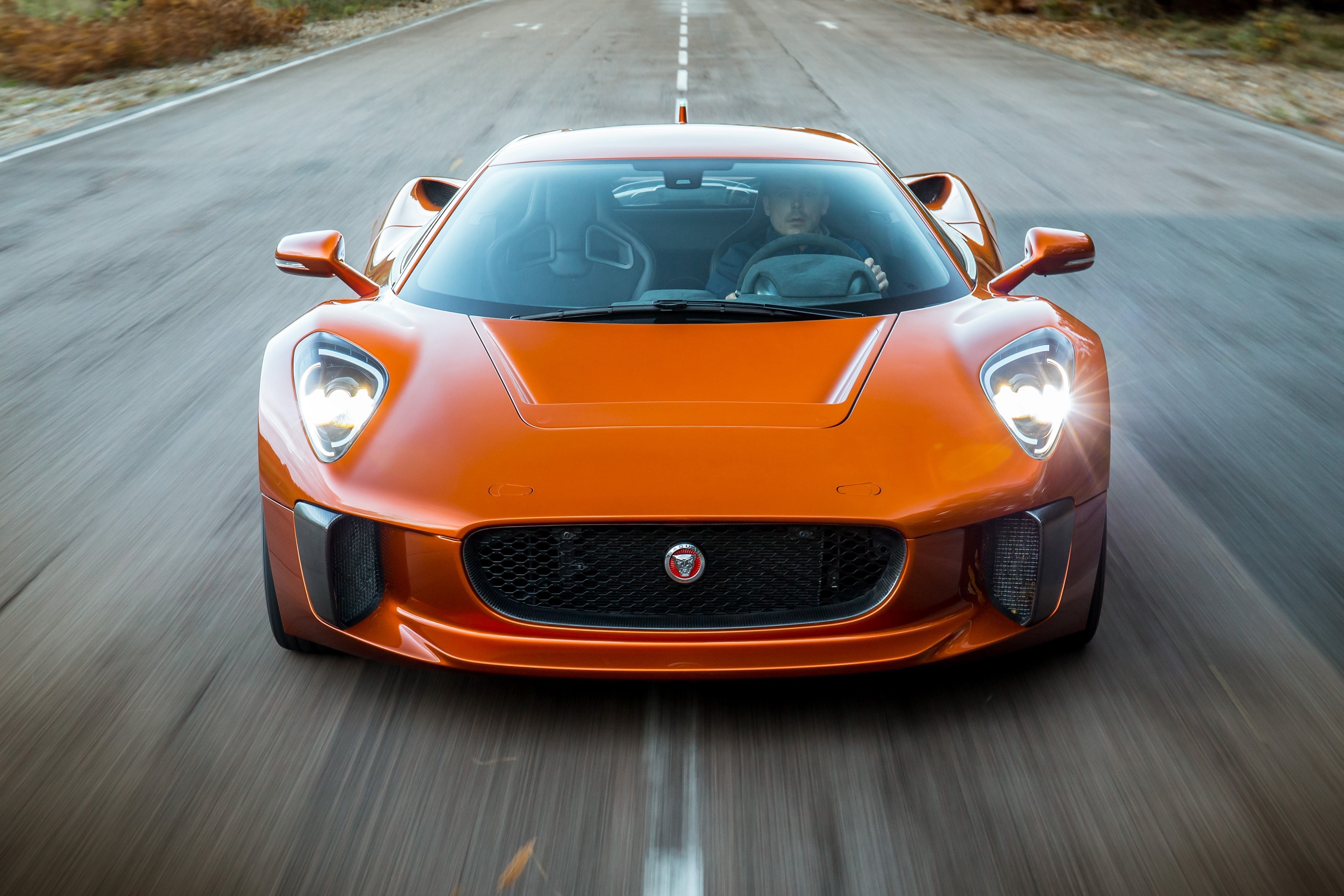 Jaguar C-X75 cua James Bond anh 11