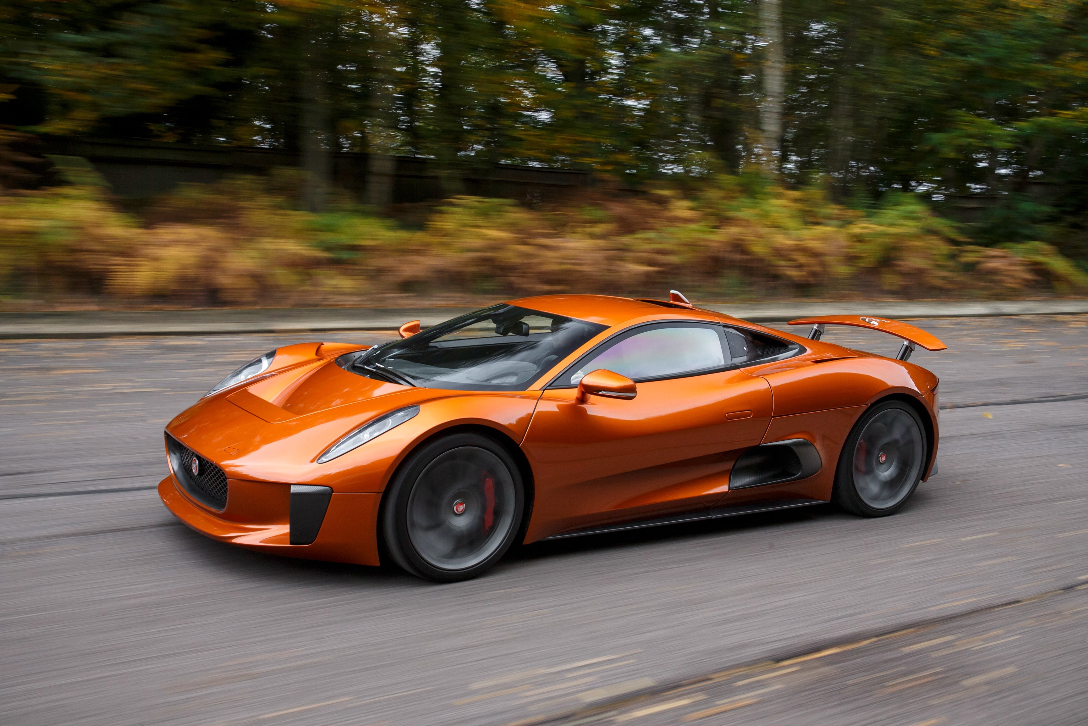 Jaguar C-X75 cua James Bond anh 13