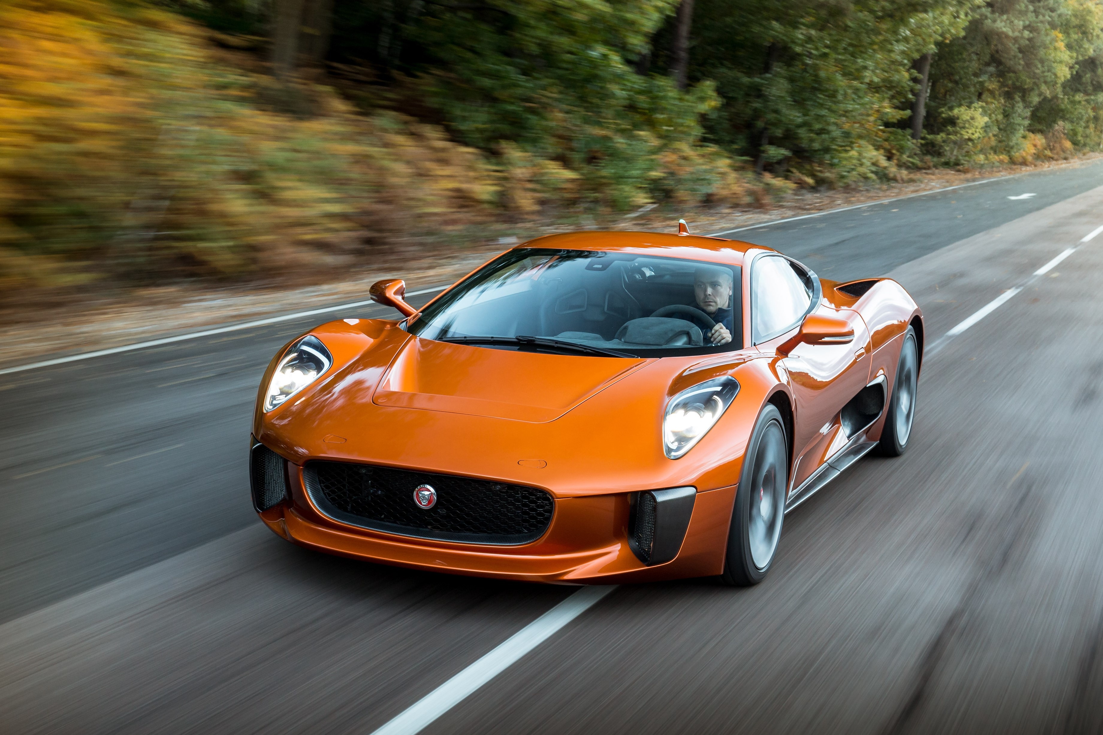 Jaguar C-X75 cua James Bond anh 18