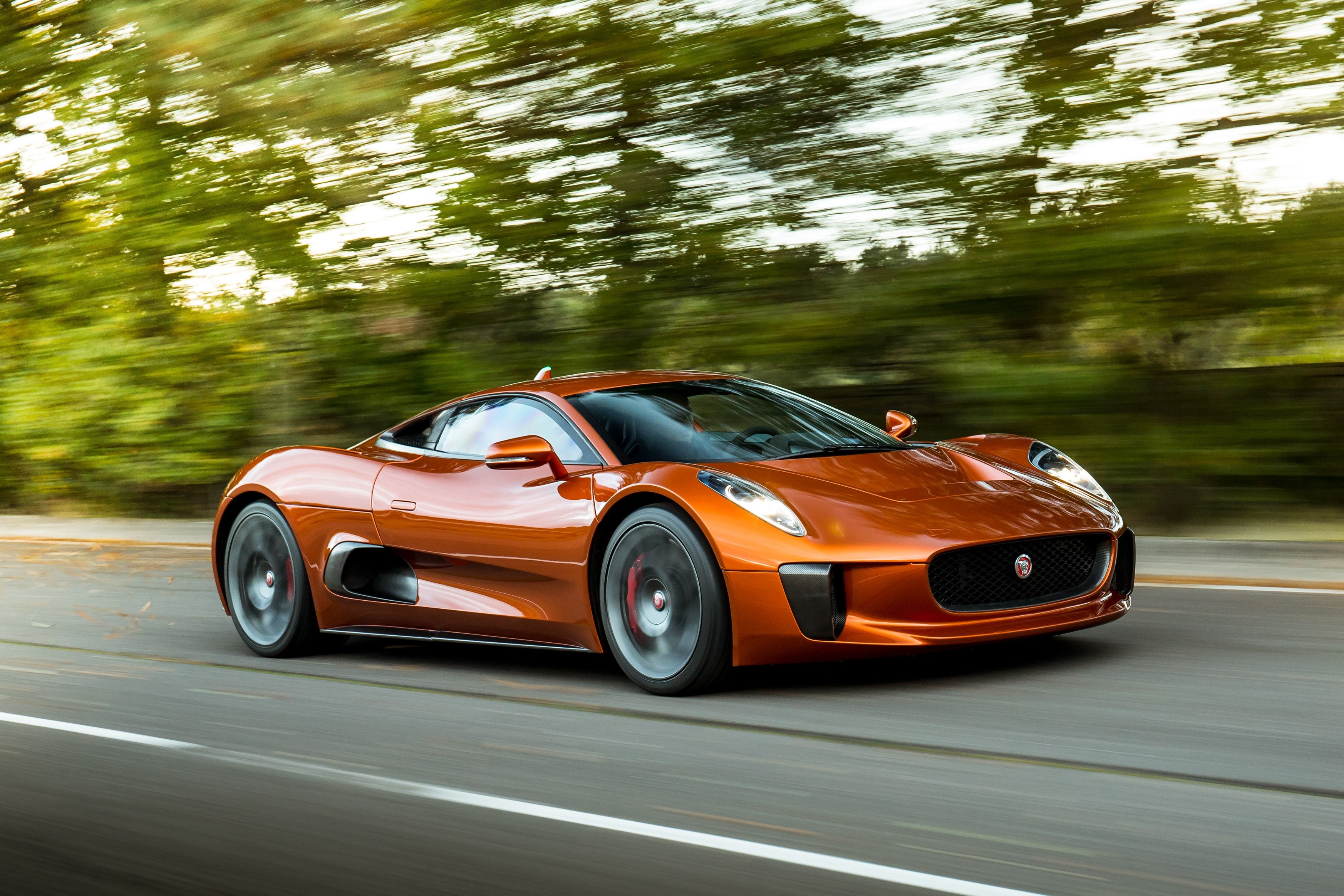 Jaguar C-X75 cua James Bond anh 22