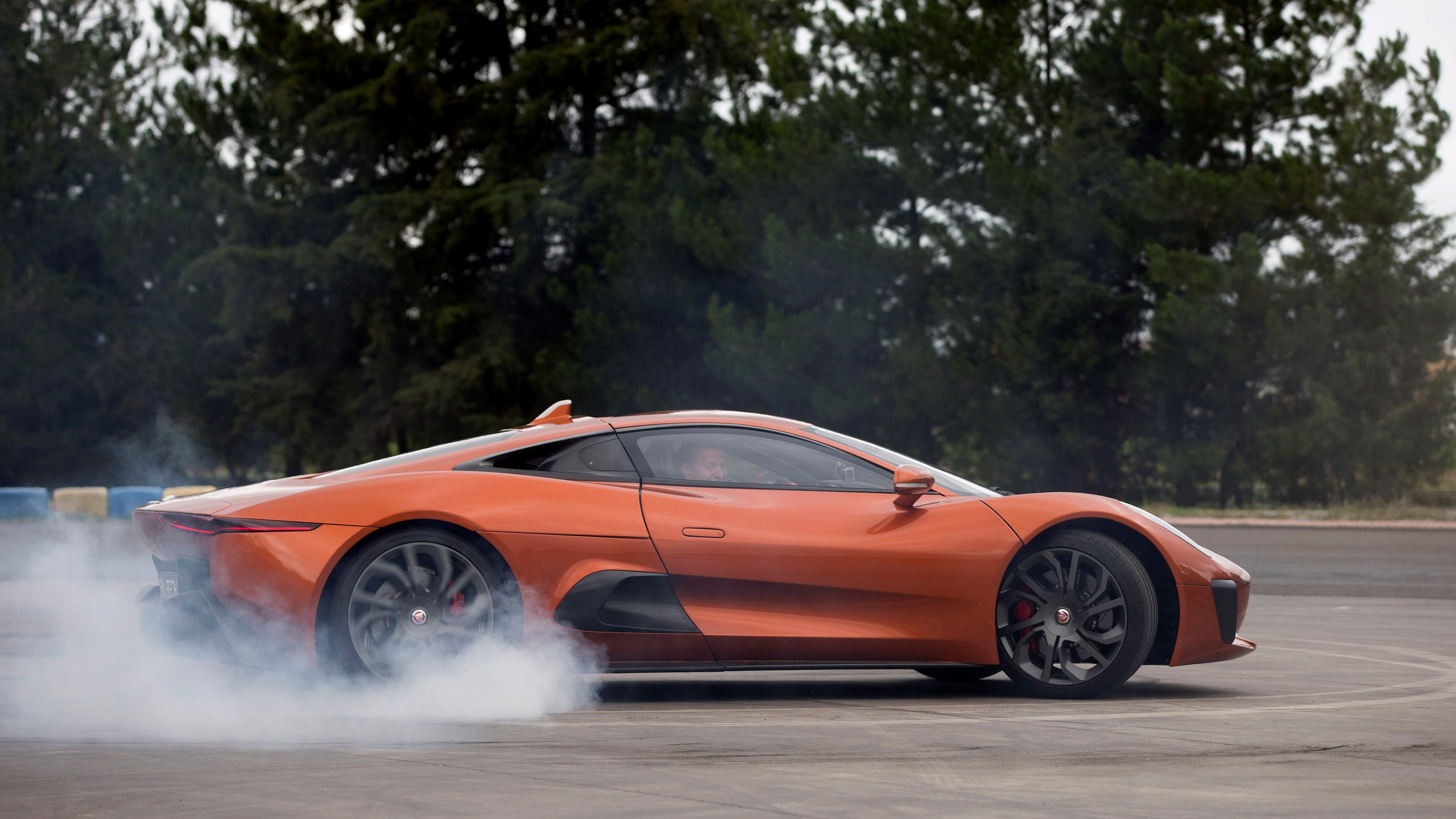 Jaguar C-X75 cua James Bond anh 23