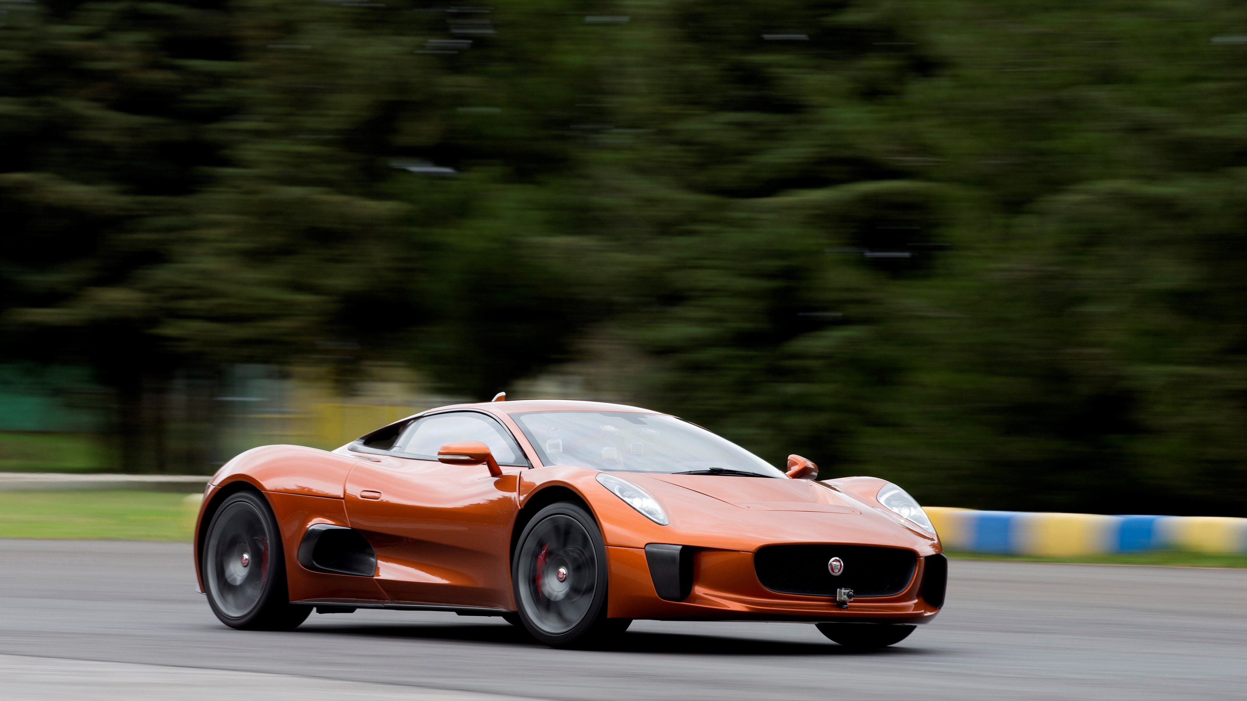 Jaguar C-X75 cua James Bond anh 24