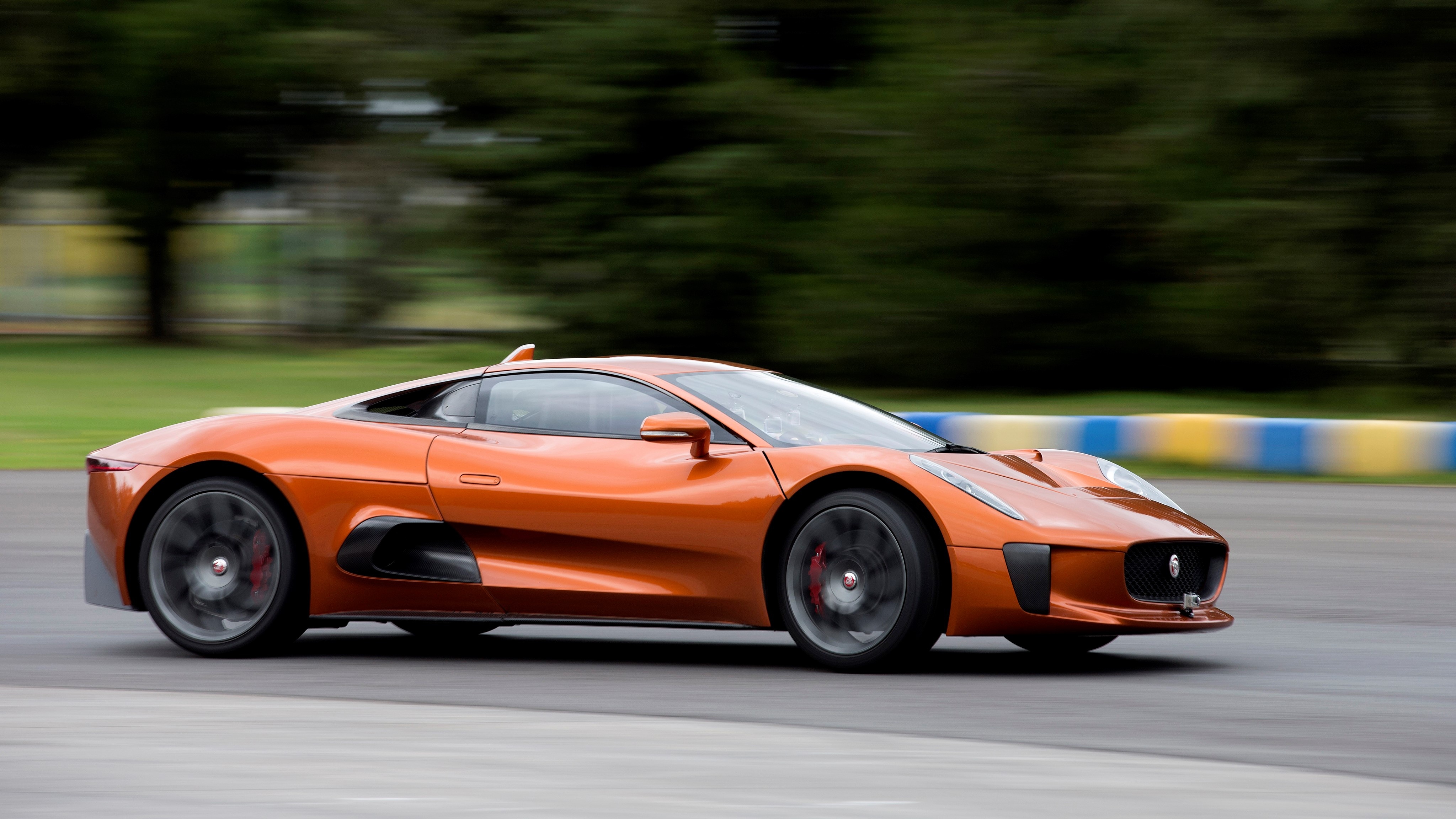 Jaguar C-X75 cua James Bond anh 32