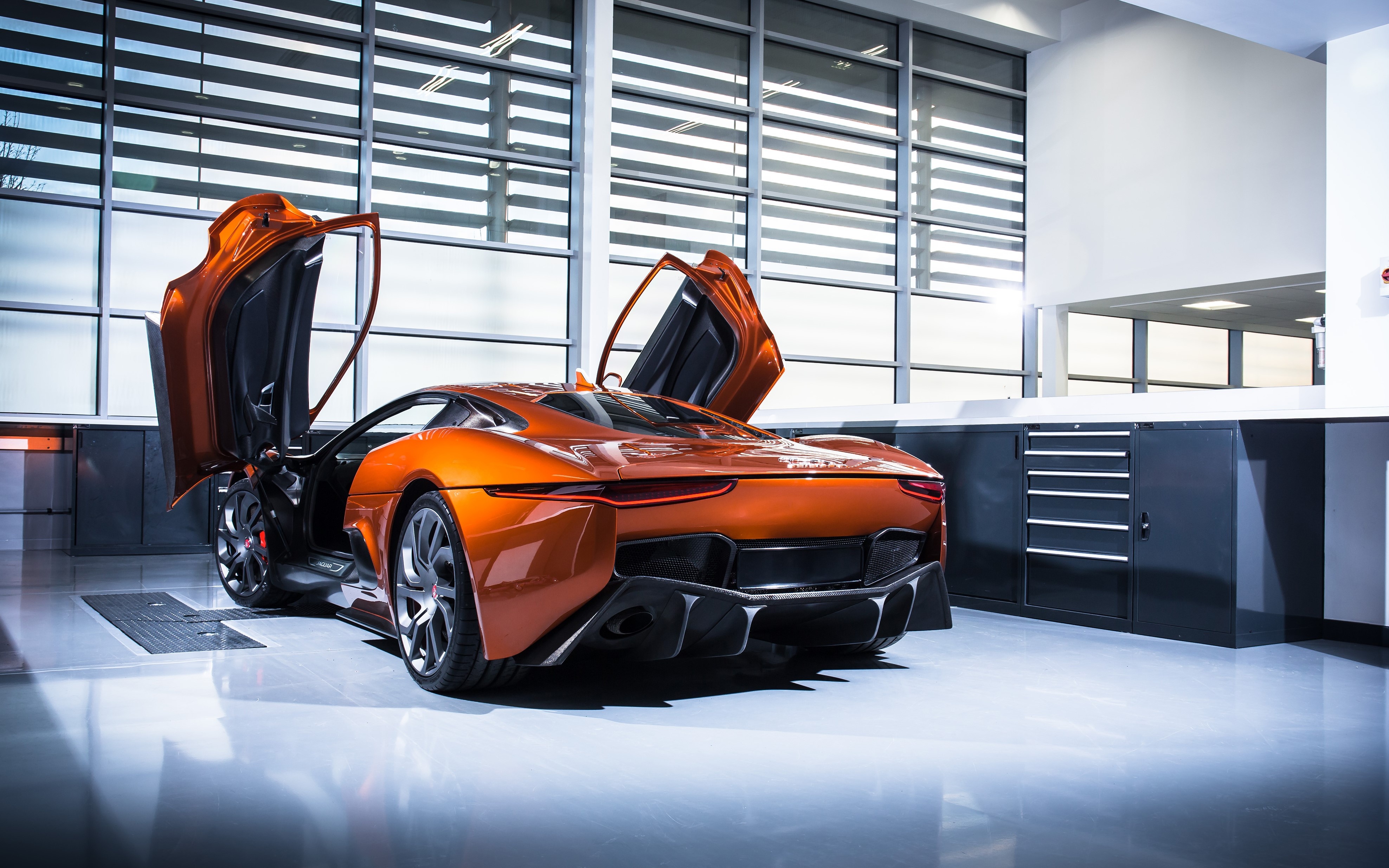 Jaguar C-X75 cua James Bond anh 3