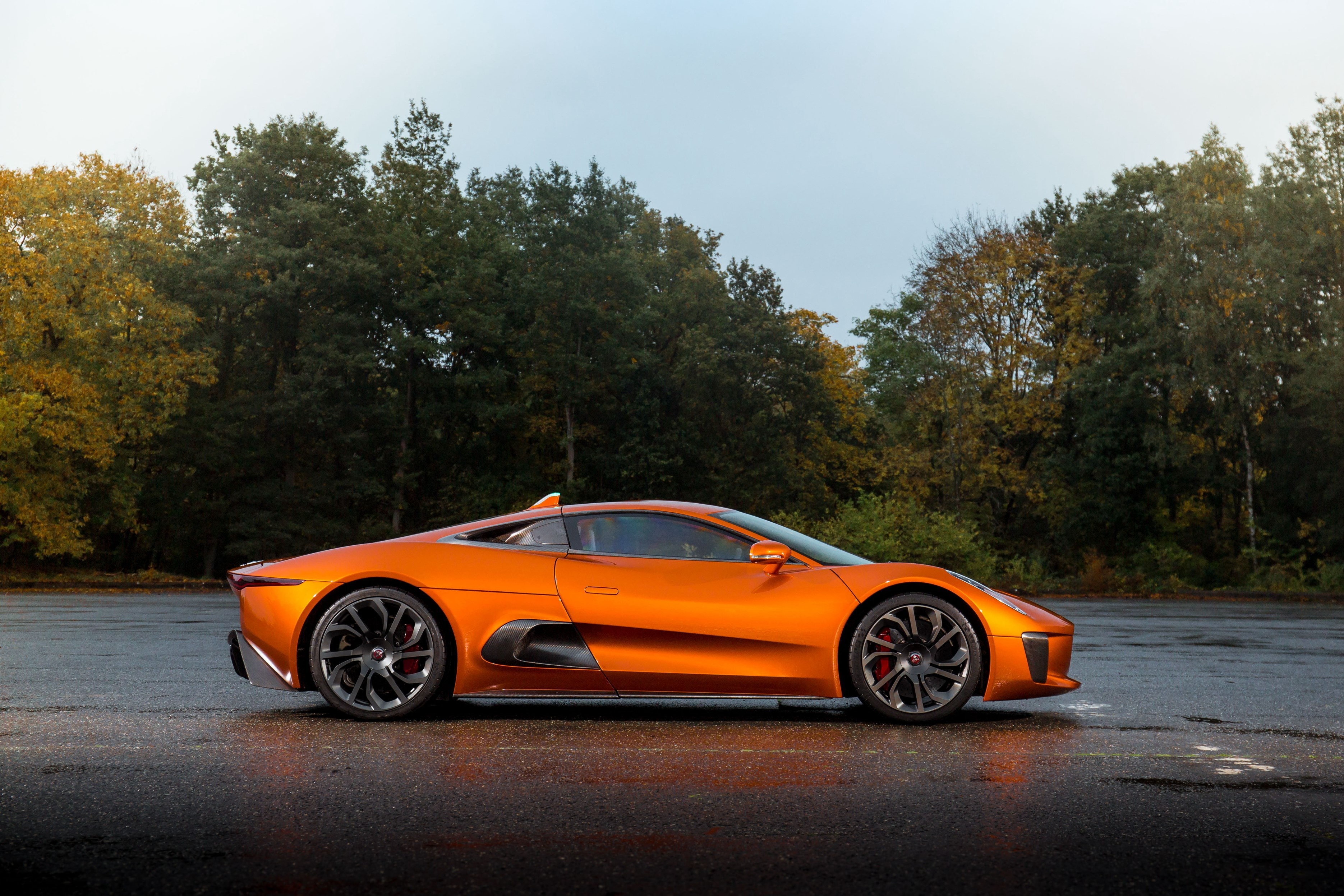 Jaguar C-X75 cua James Bond anh 6