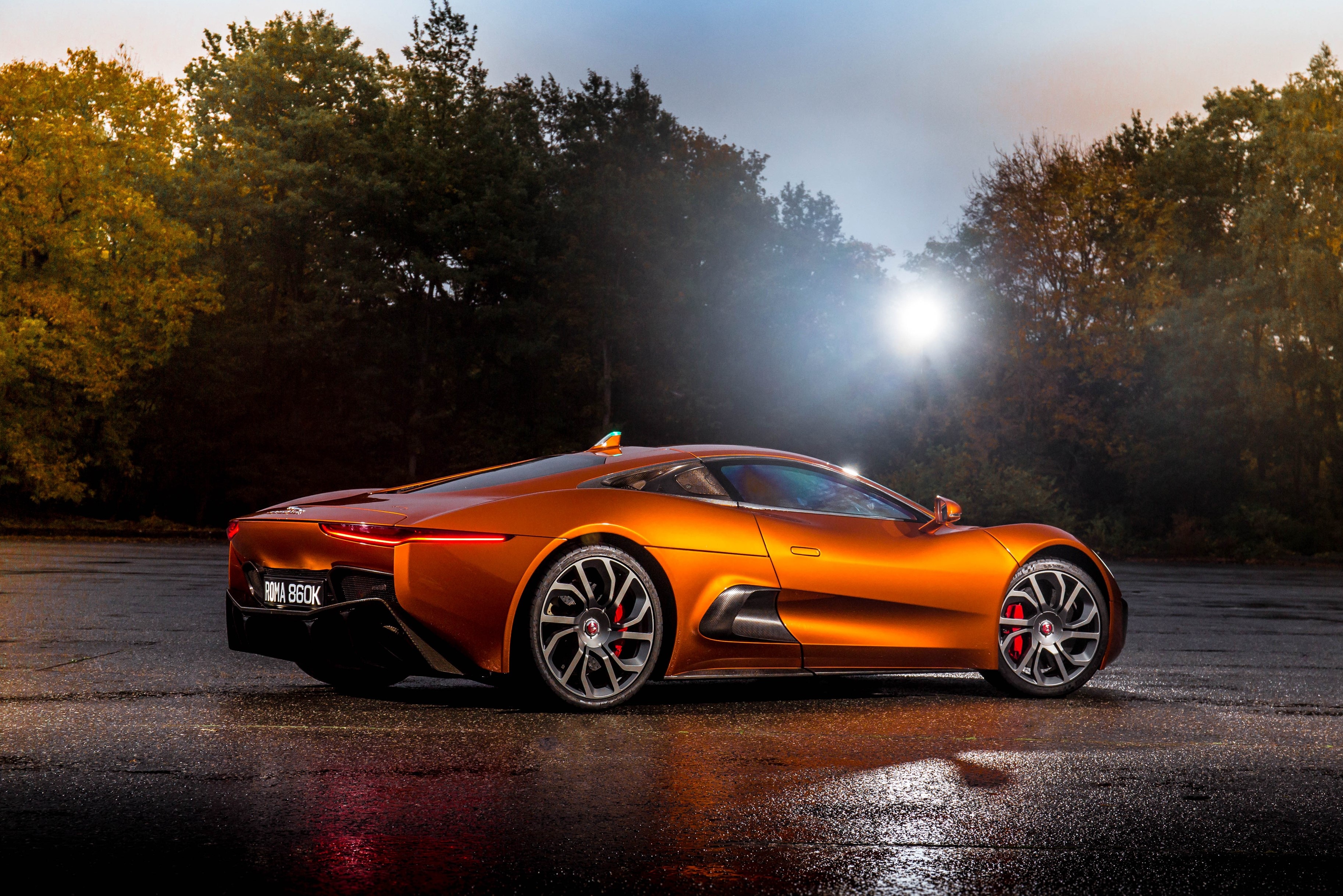Jaguar C-X75 cua James Bond anh 7