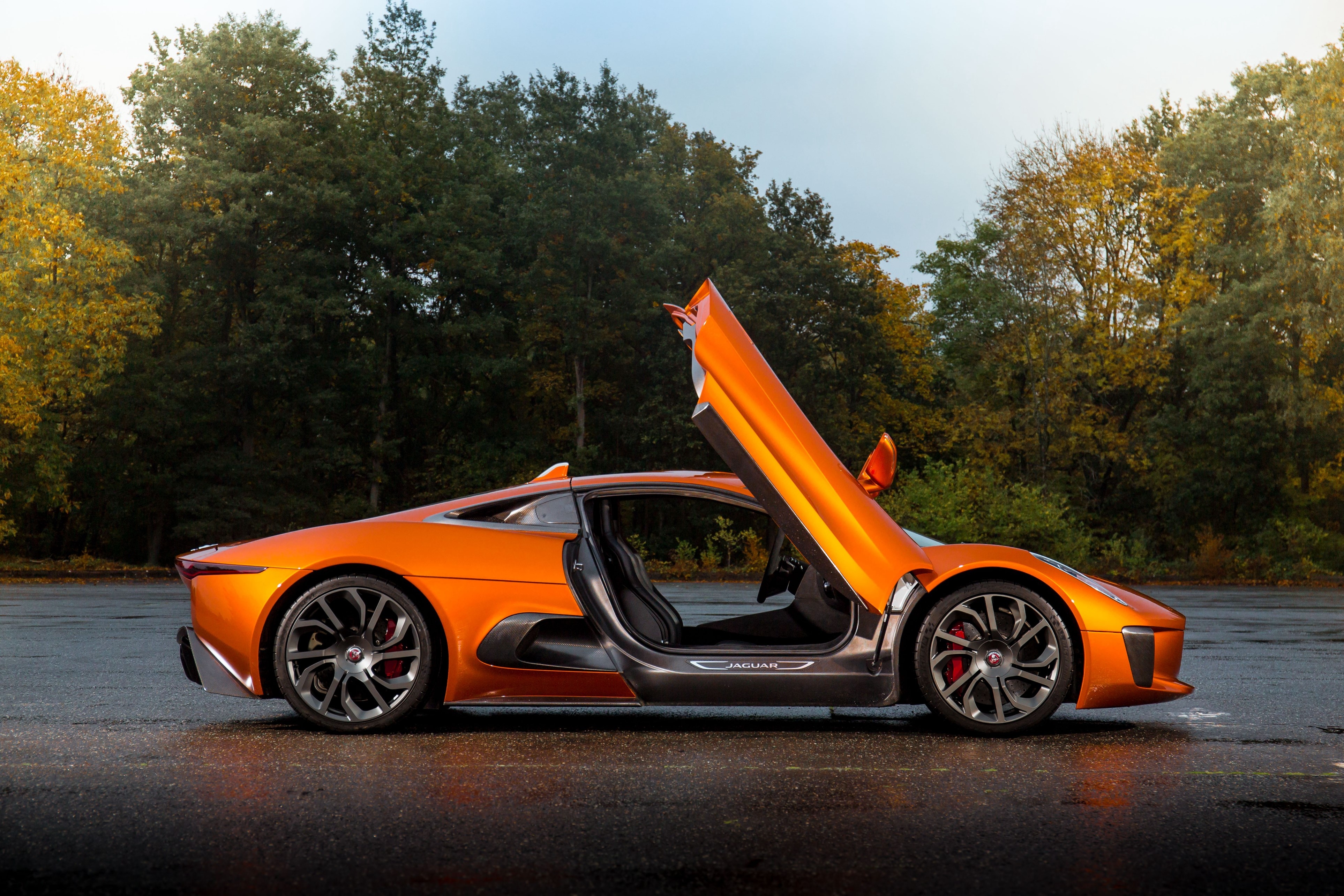 Jaguar C-X75 cua James Bond anh 8
