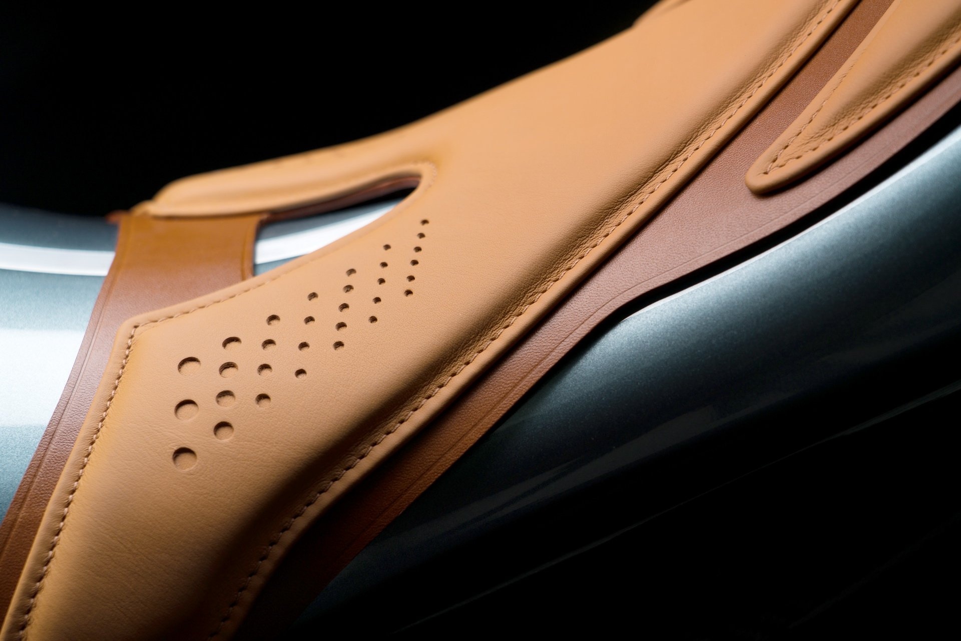 Aston Martin ra mat moto anh 7