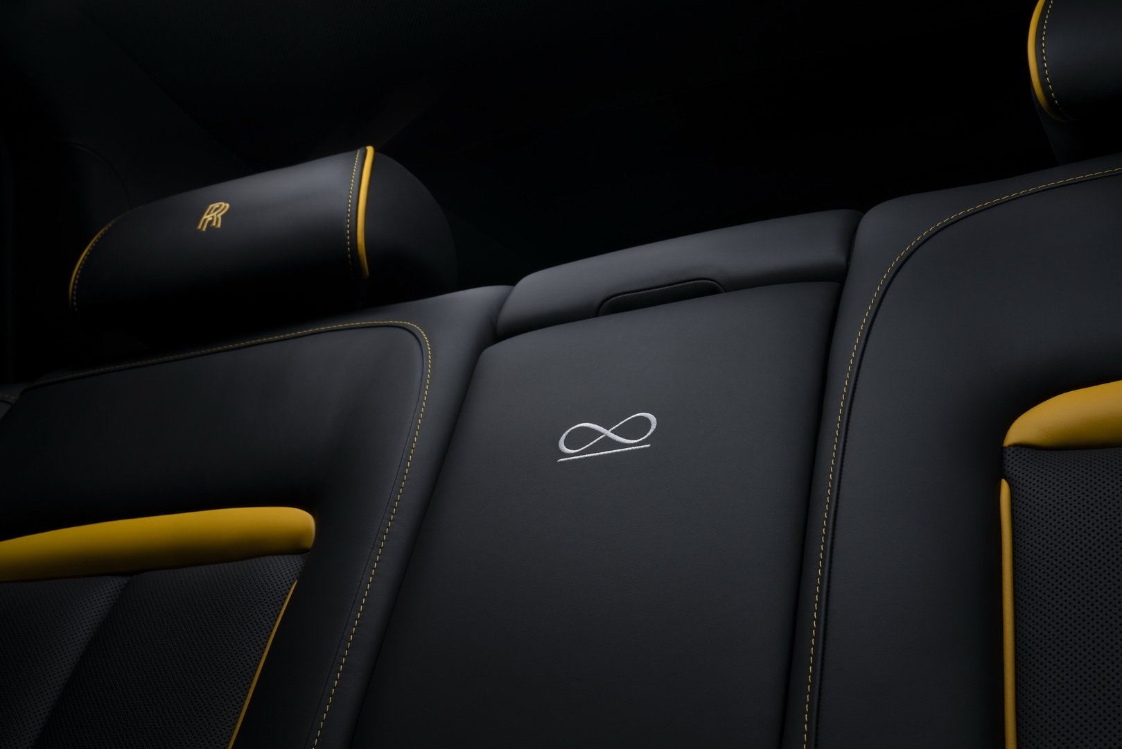 Rolls-Royce Cullinan Black Badge anh 15