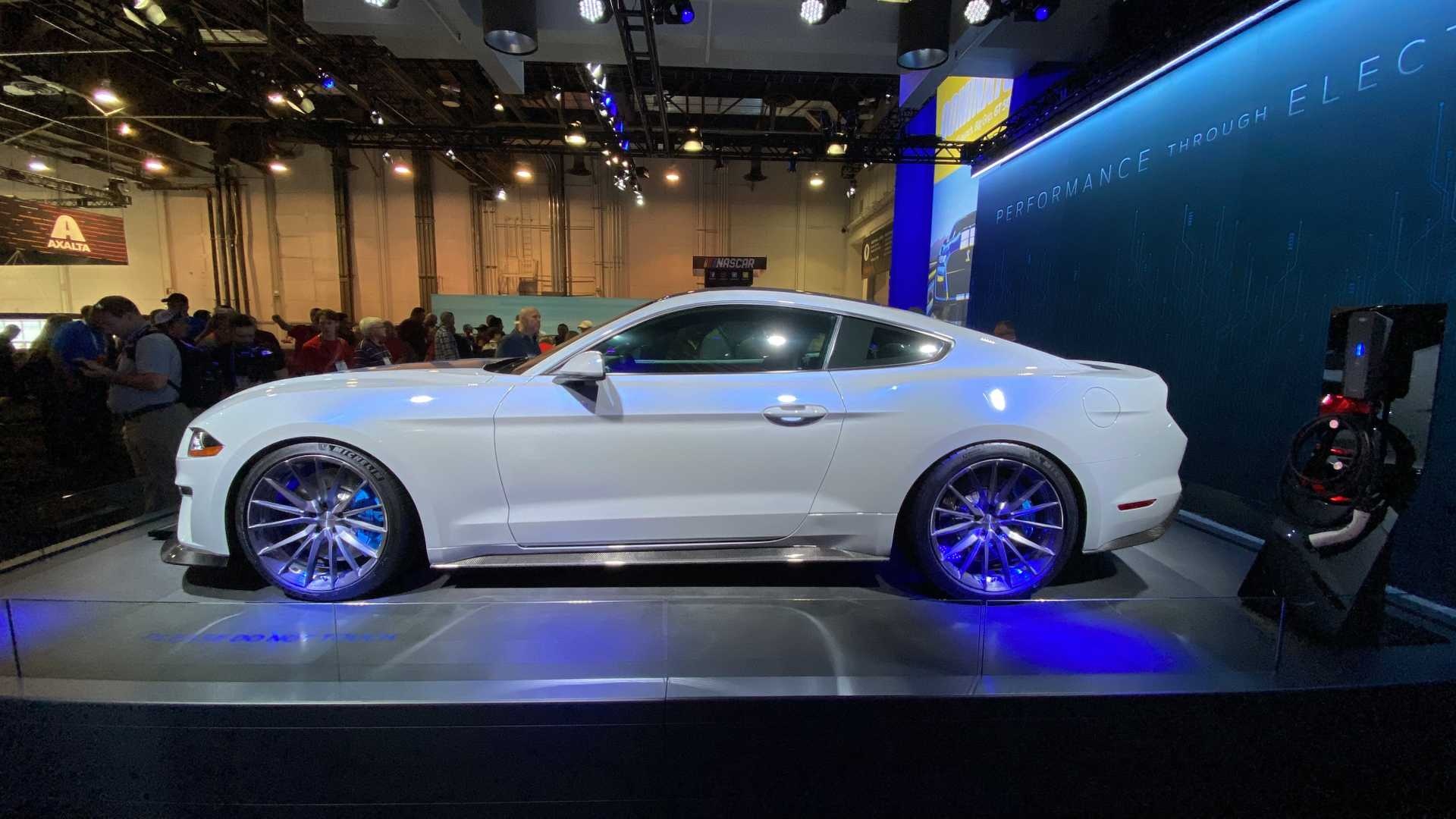 Ford Mustang chay dien anh 7