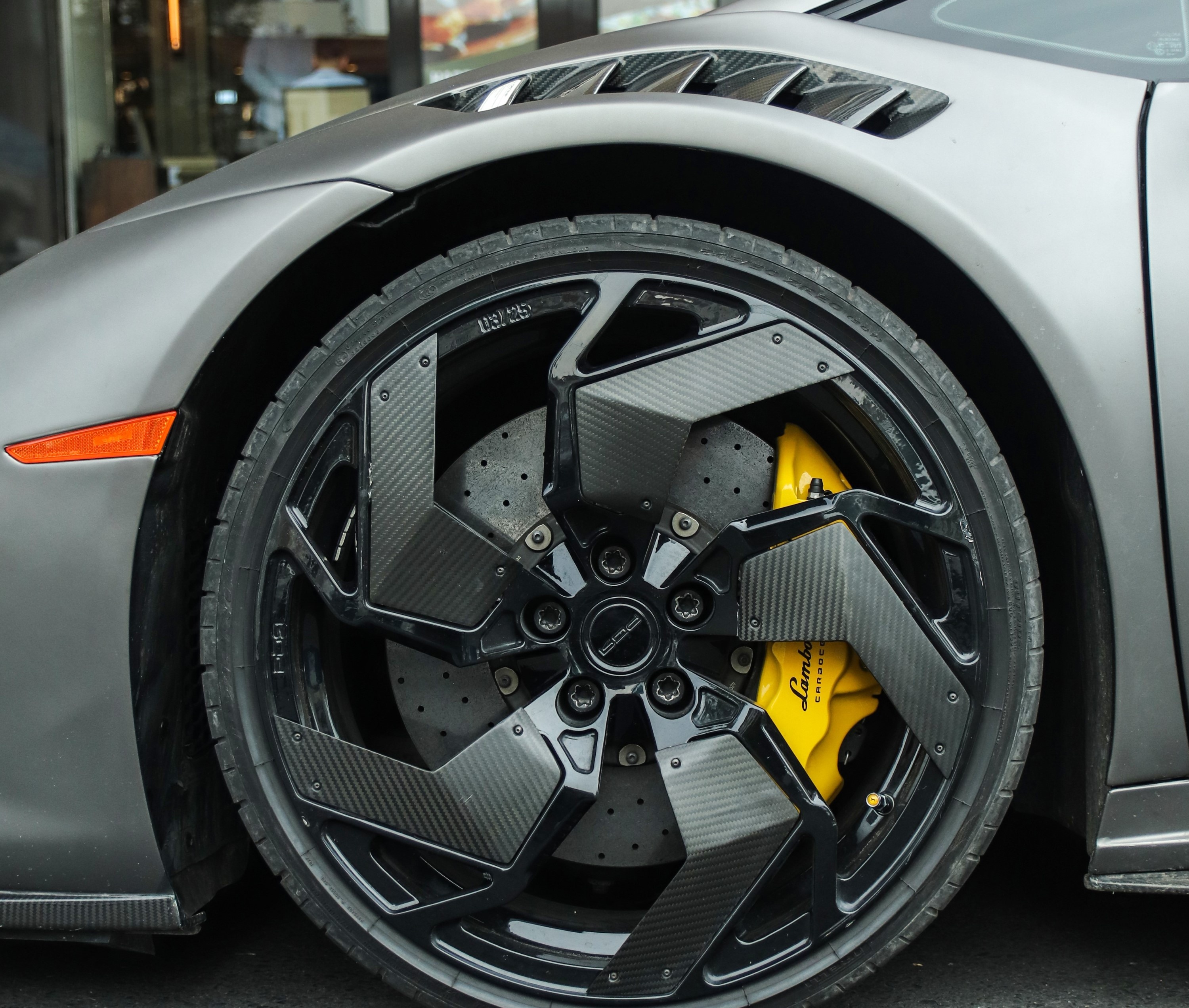 Lamborghini Huracan do phong cach Reventon anh 4